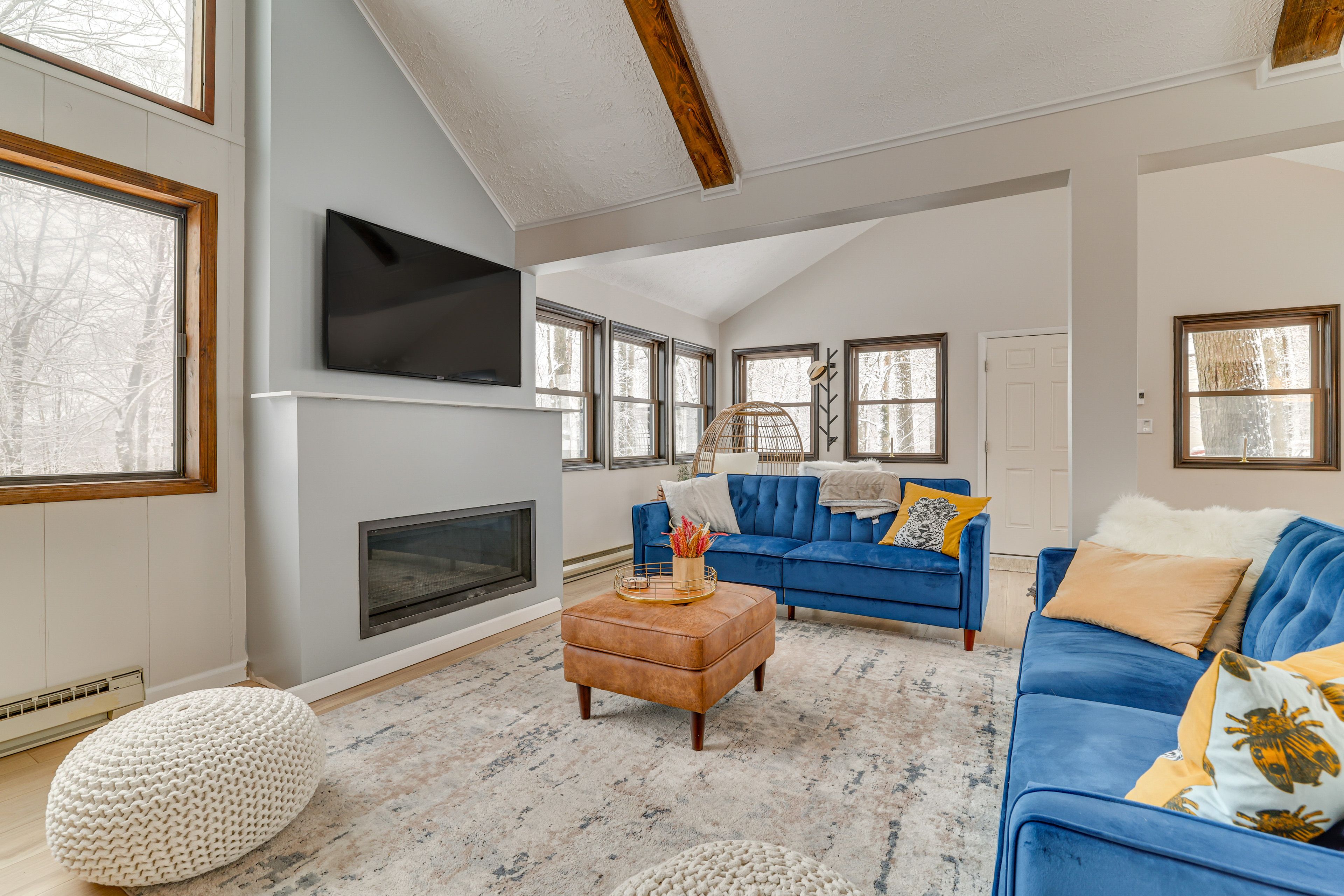 Living Room | 1st Floor | Electric Heating | Smart TV | Fireplace | Free WiFi