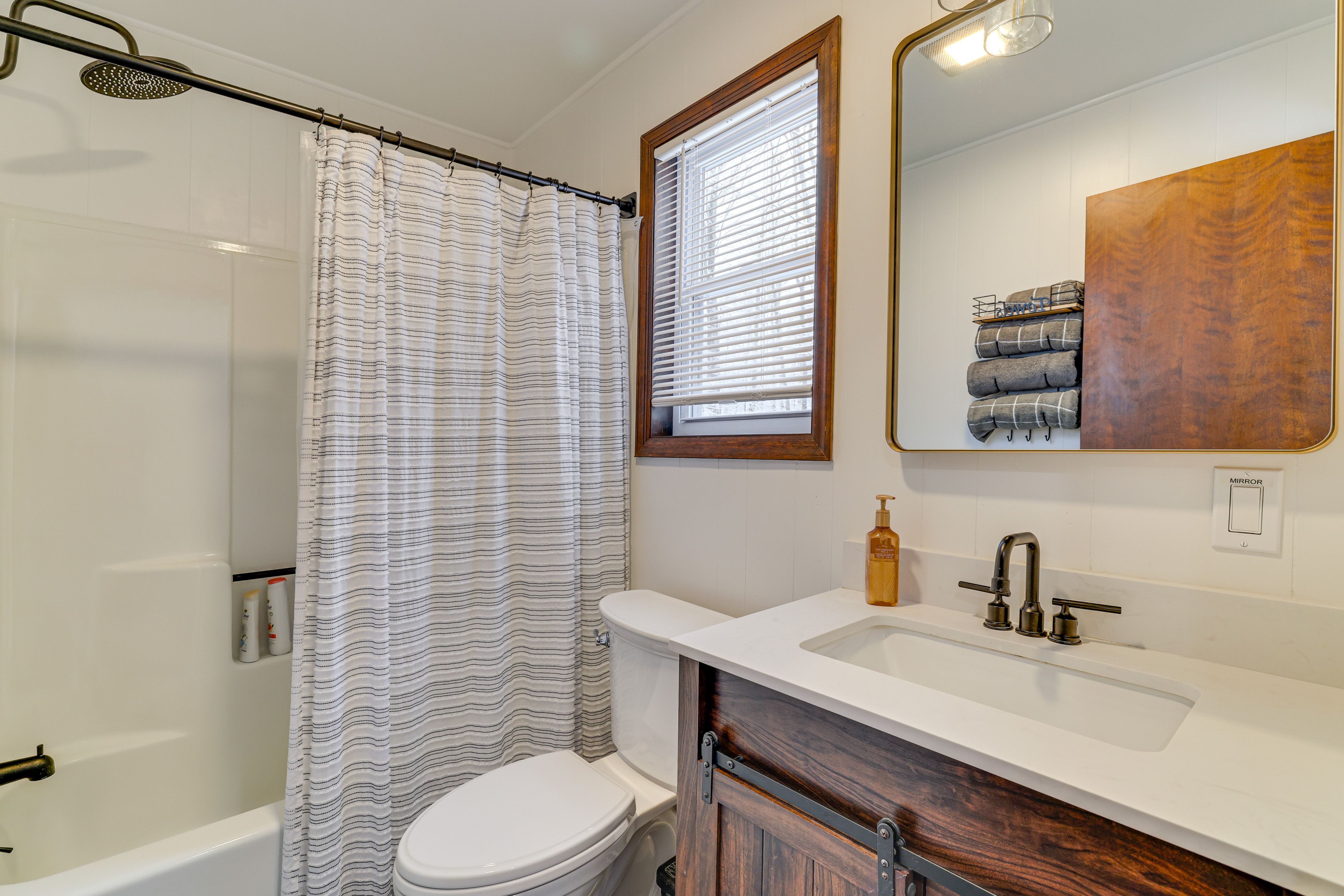 Full Bathroom | 1st Floor | Towels Provided | Complimentary Toiletries