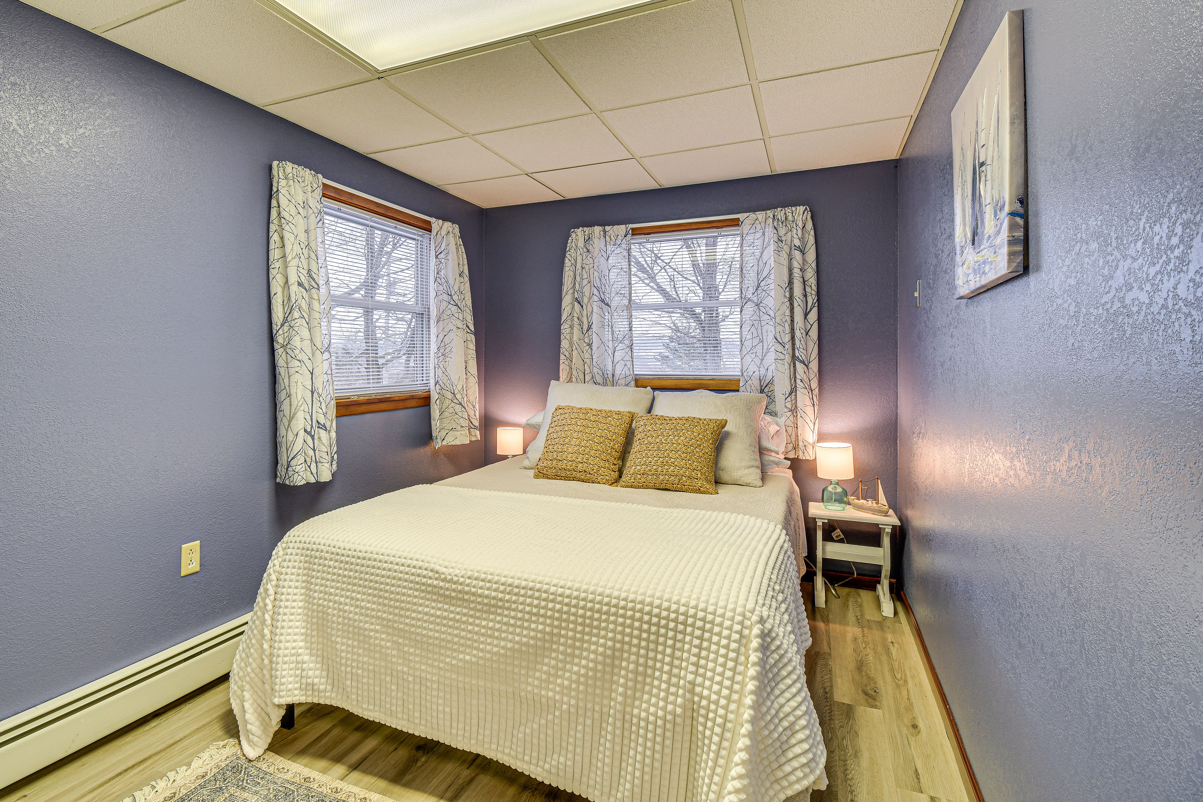 Bedroom | Queen Bed | Linens Provided