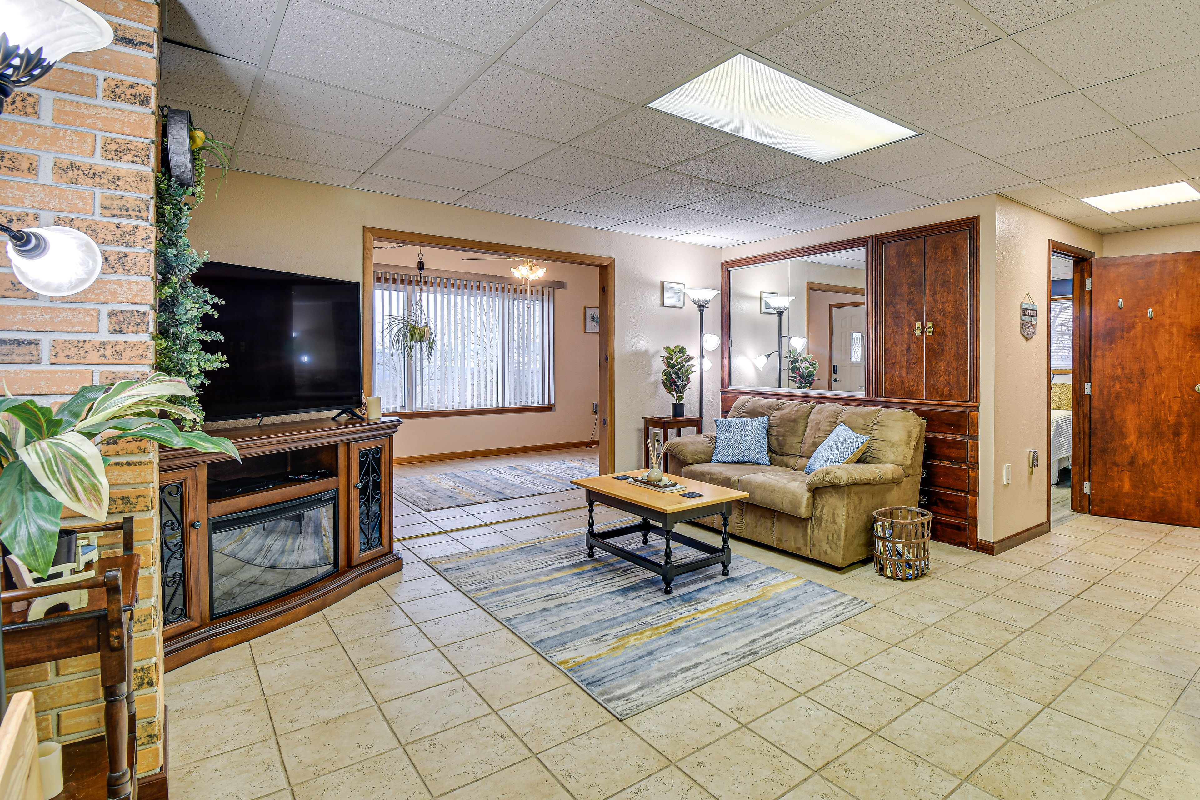 Living Room | Smart TV | Fireplace