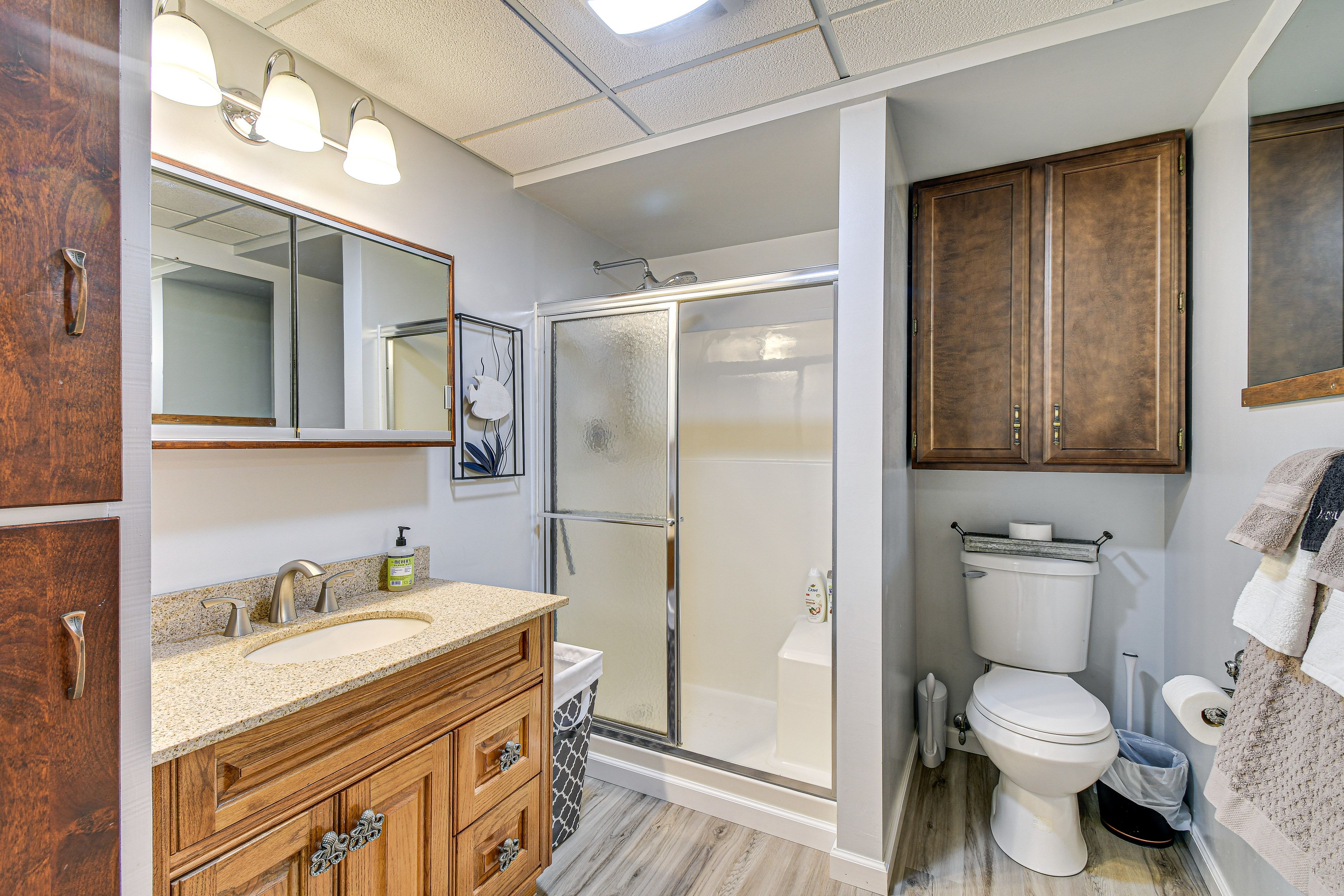Full Bathroom | Towels Provided | Complimentary Toiletries