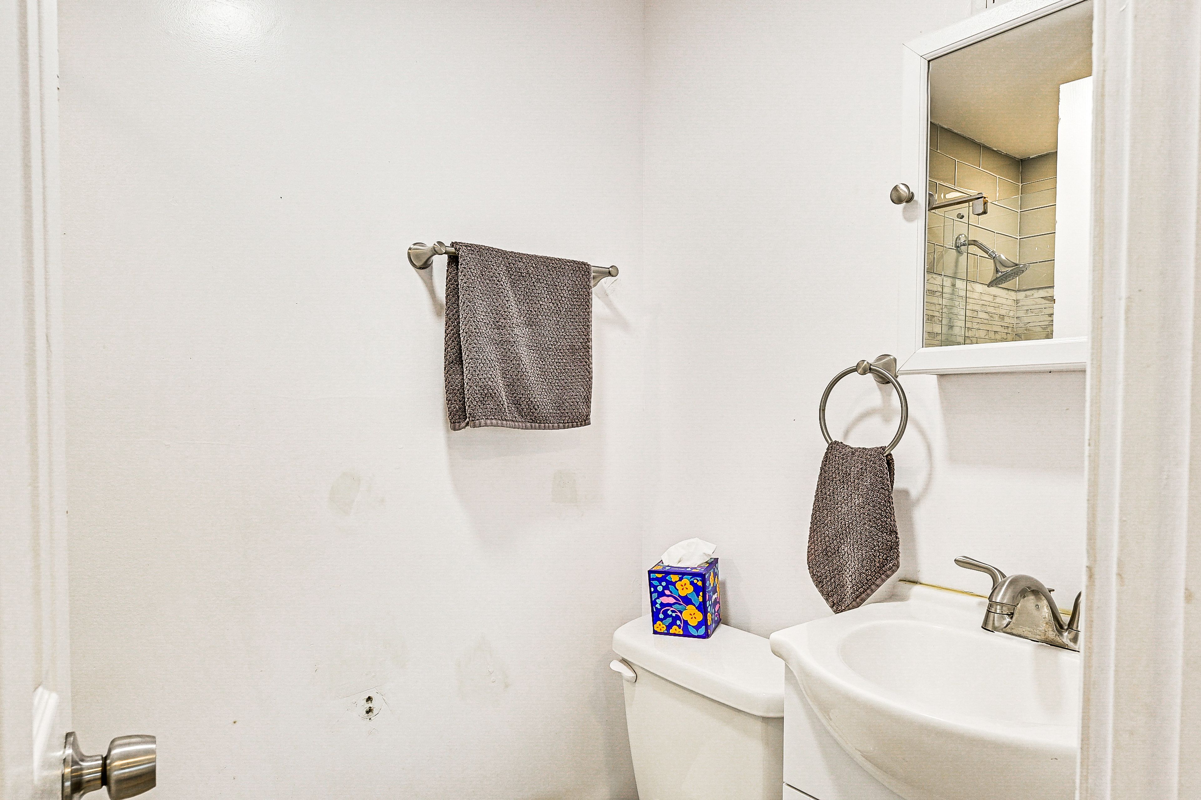 Full Bathroom | Complimentary Toiletries | Towels Provided