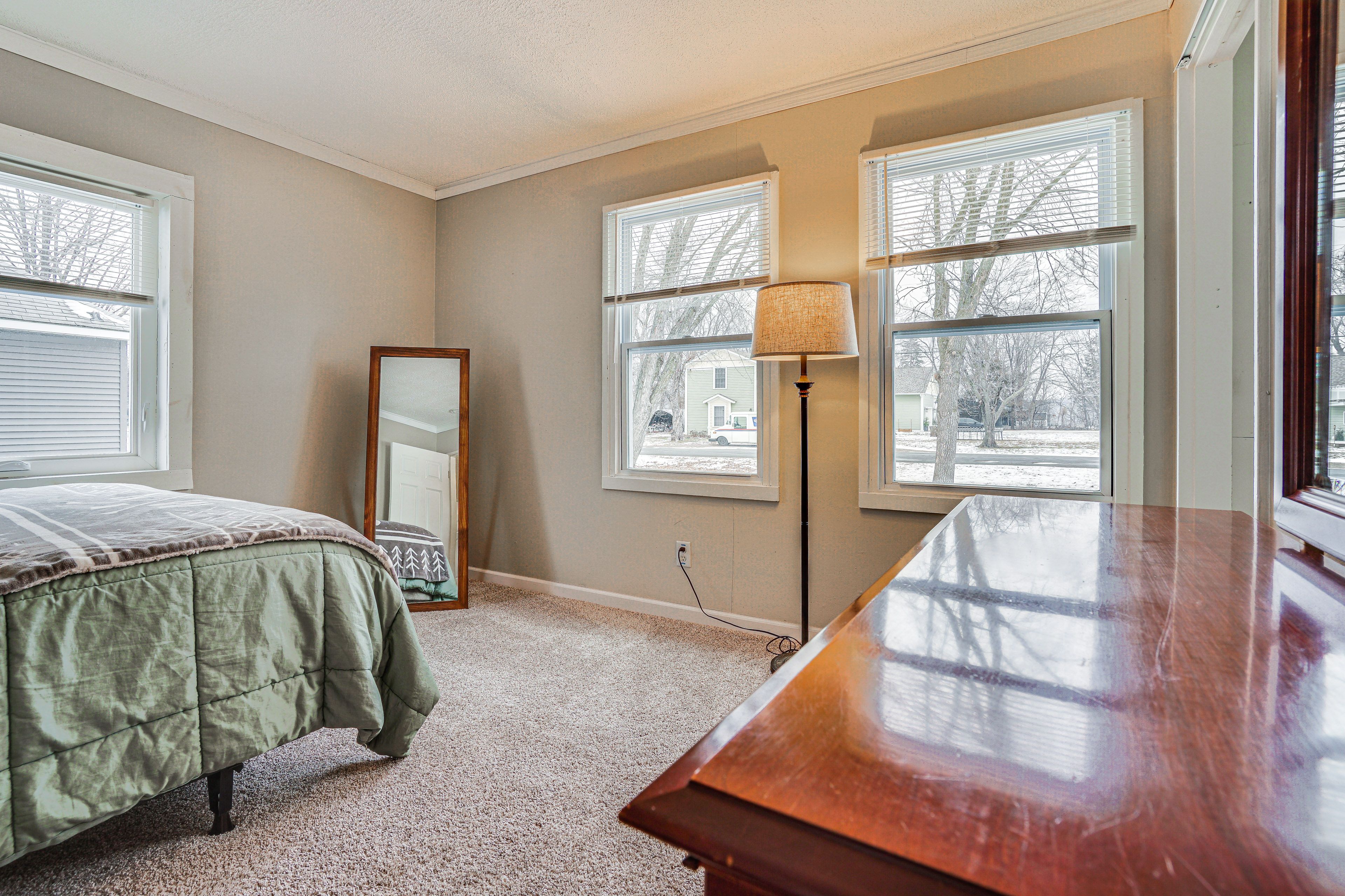Bedroom 1 | Queen Bed