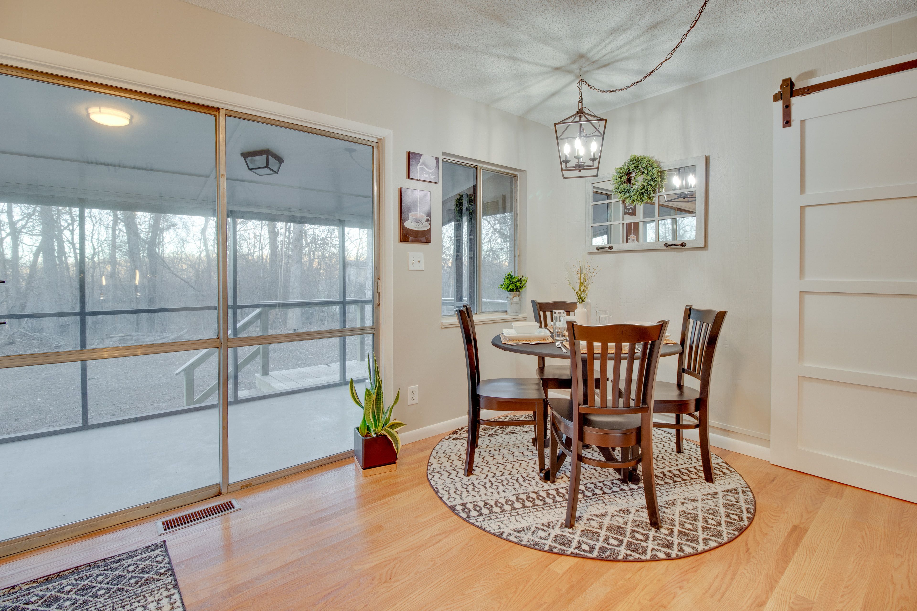 Dining Area | Dishware & Flatware Provided