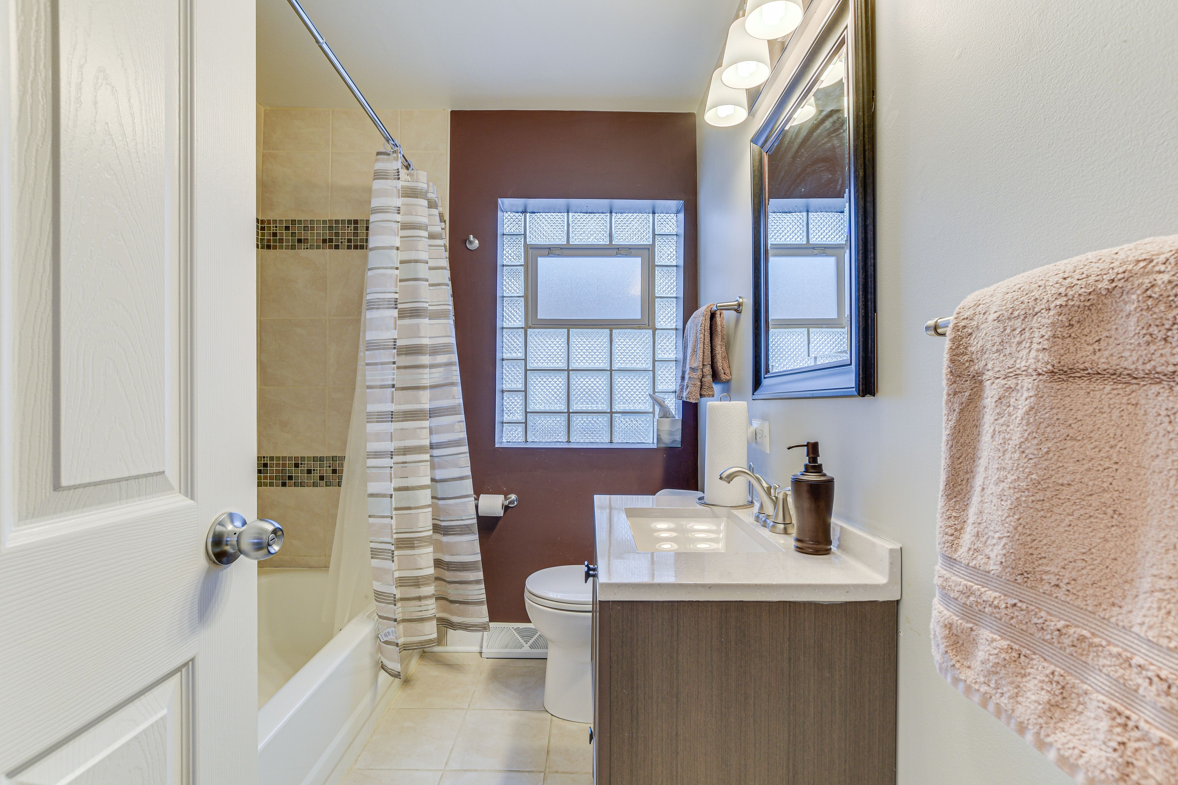Full Bathroom | Shower/Tub Combo | Complimentary Toiletries | 1st Floor
