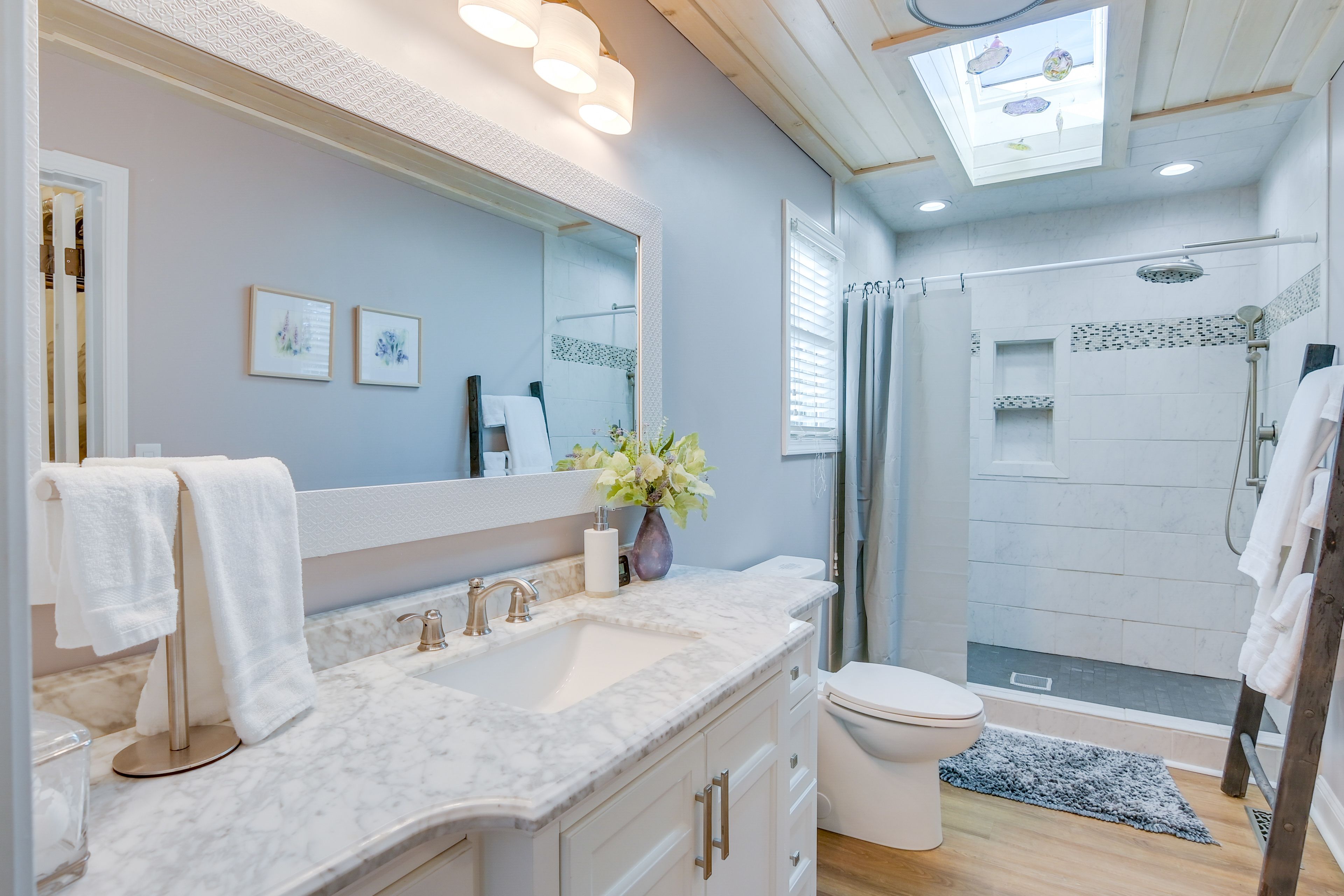 Full Bathroom | Towels Provided