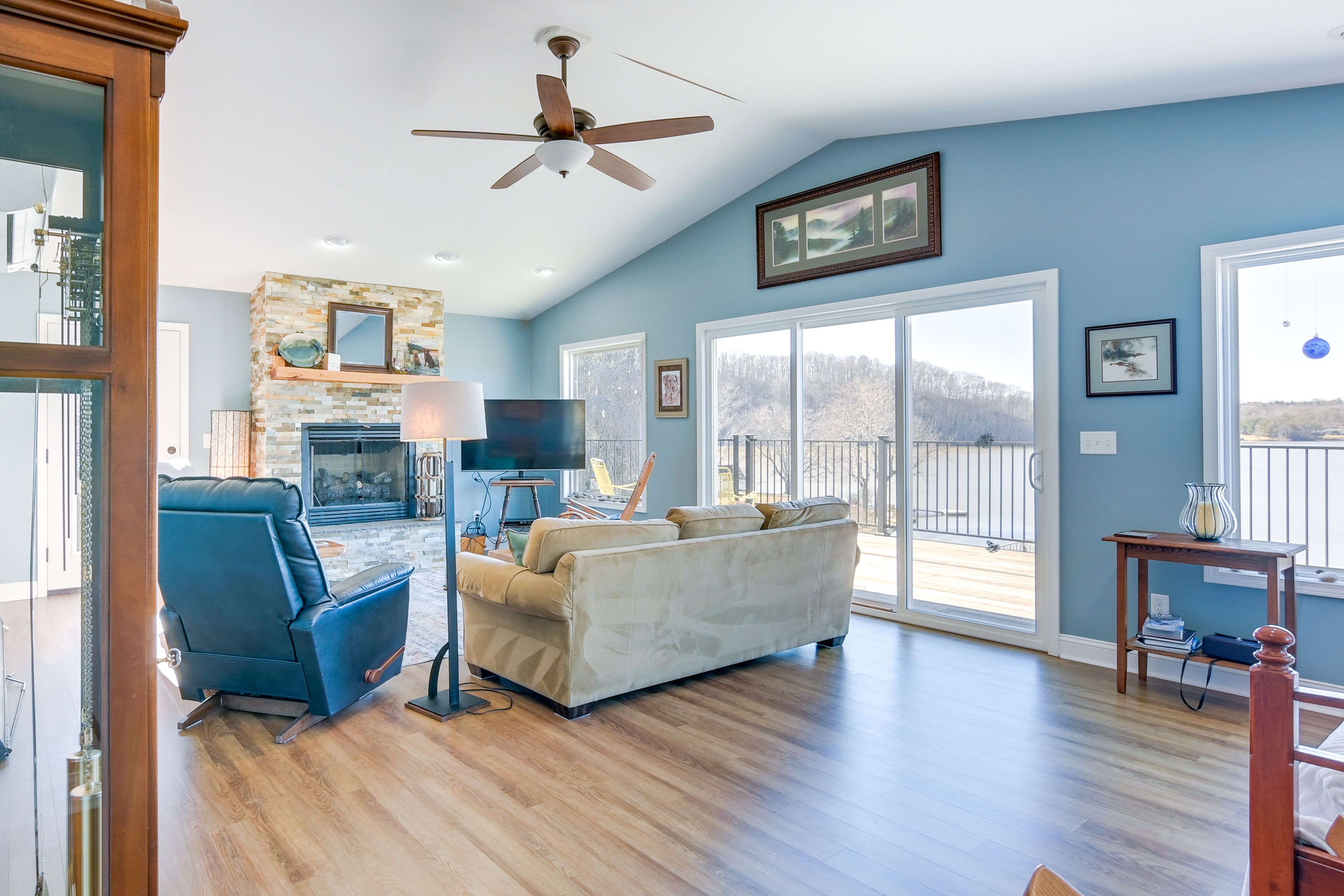 Living Room | Twin Daybed w/ Twin Trundle | Smart TV | Fireplace