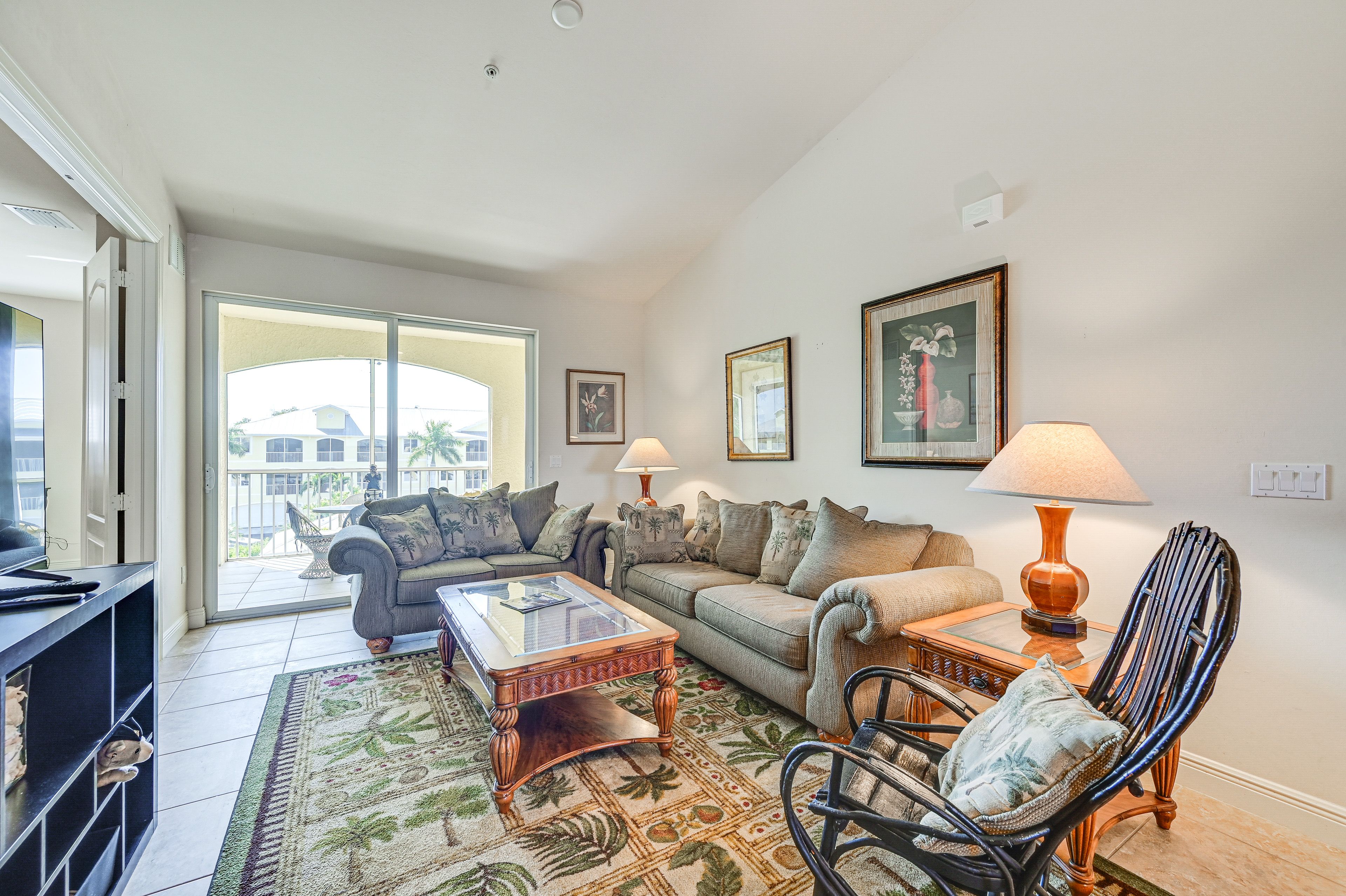 Living Room | Smart TV | Central Air Conditioning