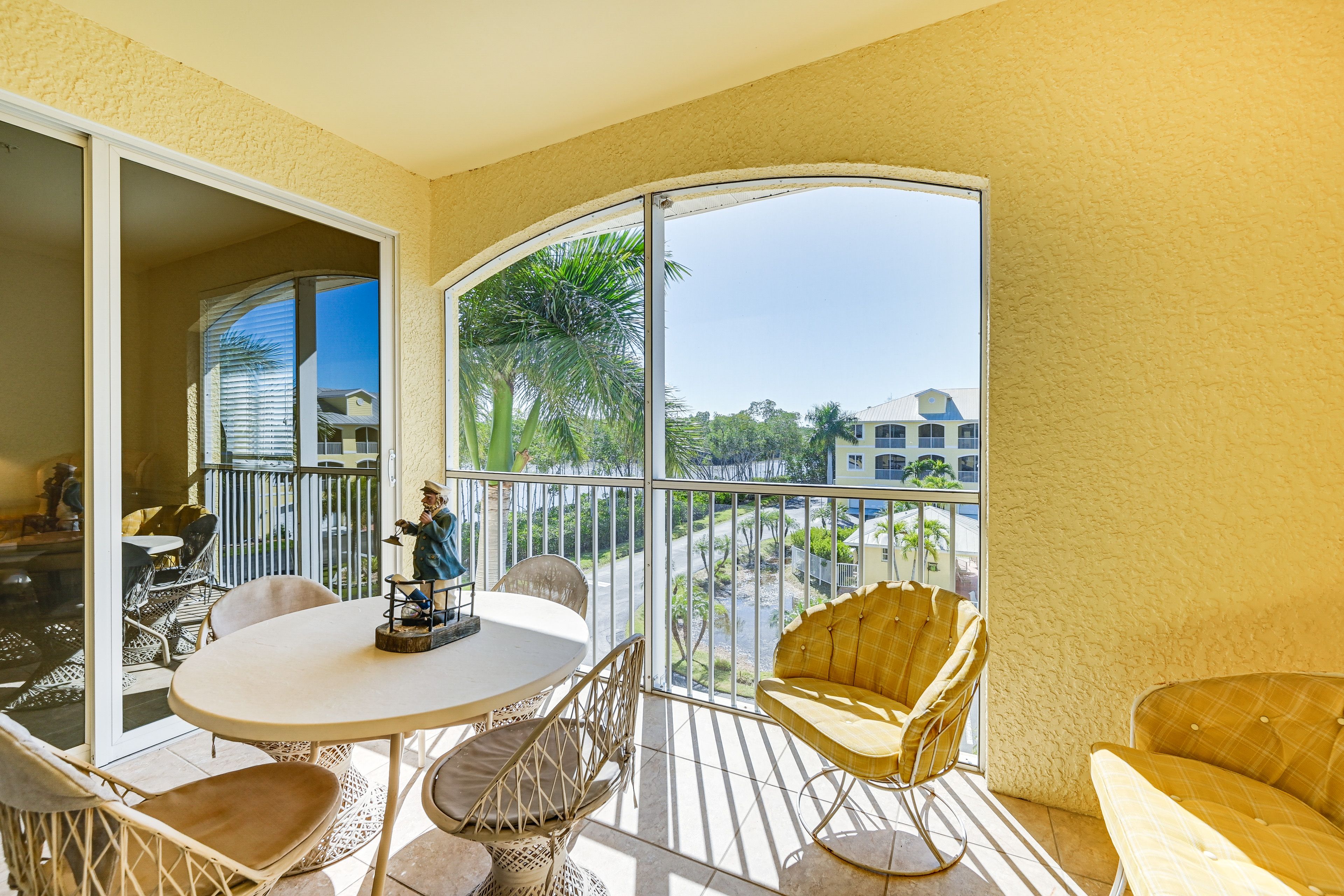 Screened Porch | Dining Area