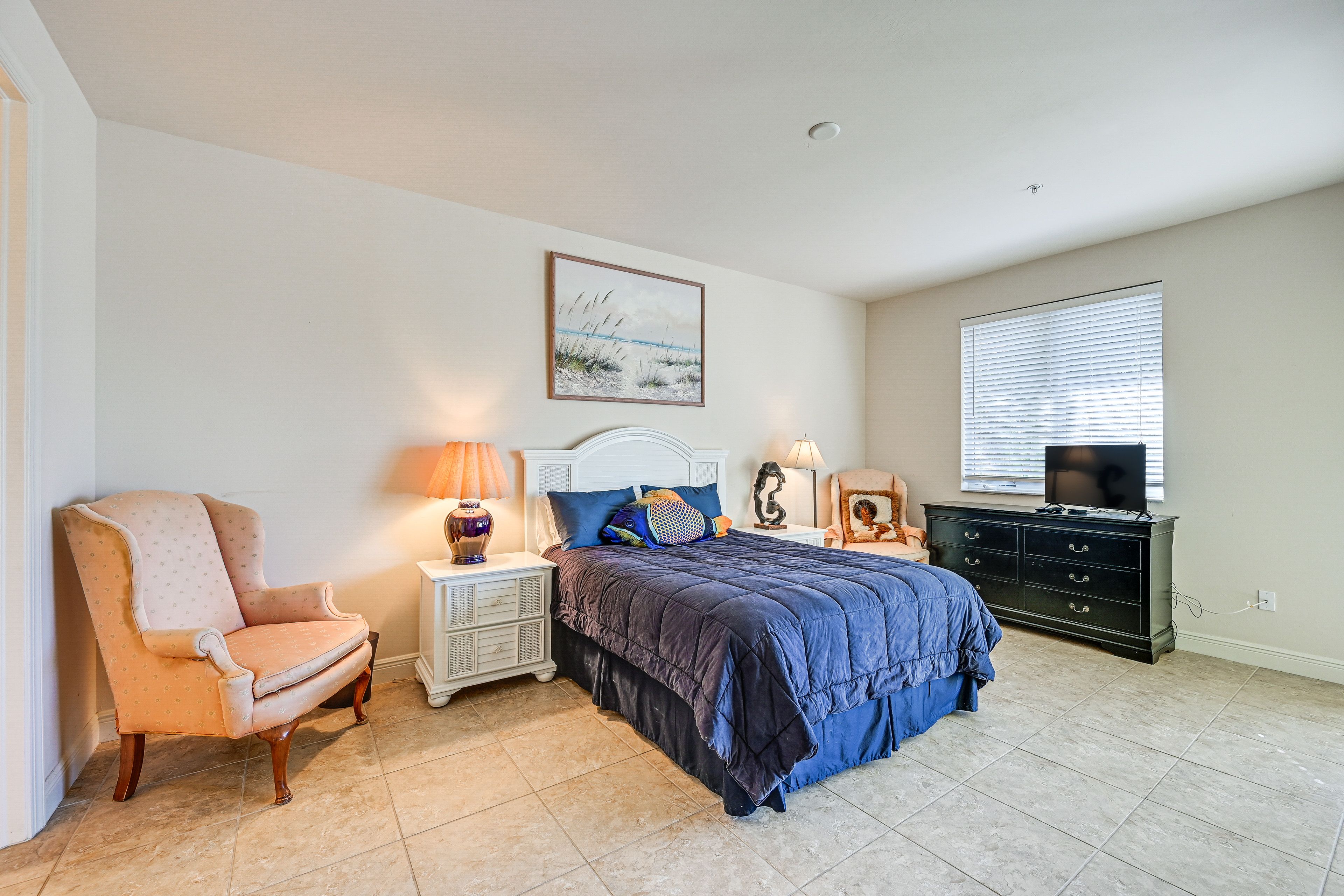 Bedroom 1 | Queen Bed | En-Suite Bathroom