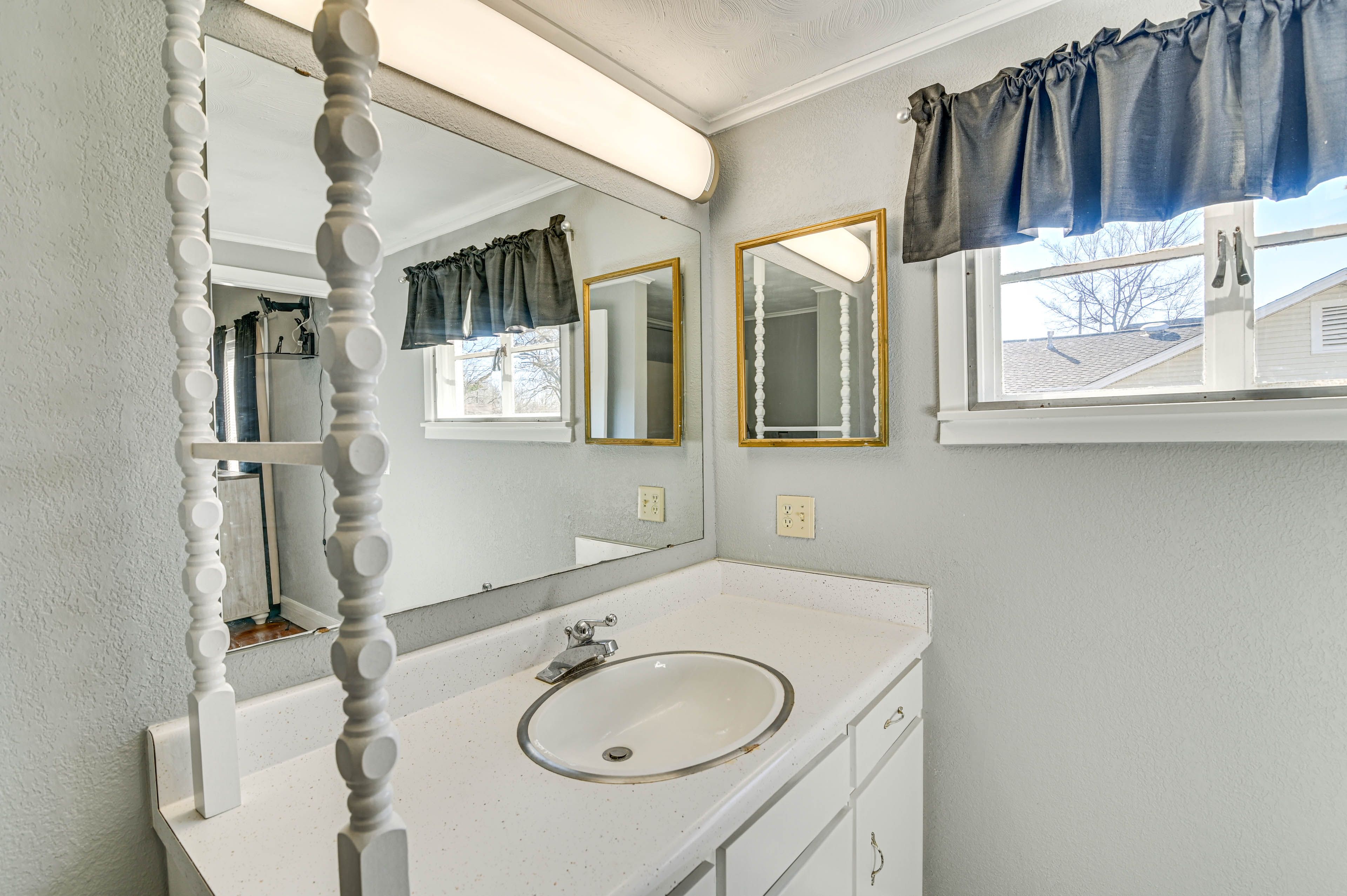 Full Bathroom | Towels Provided | 1st Floor