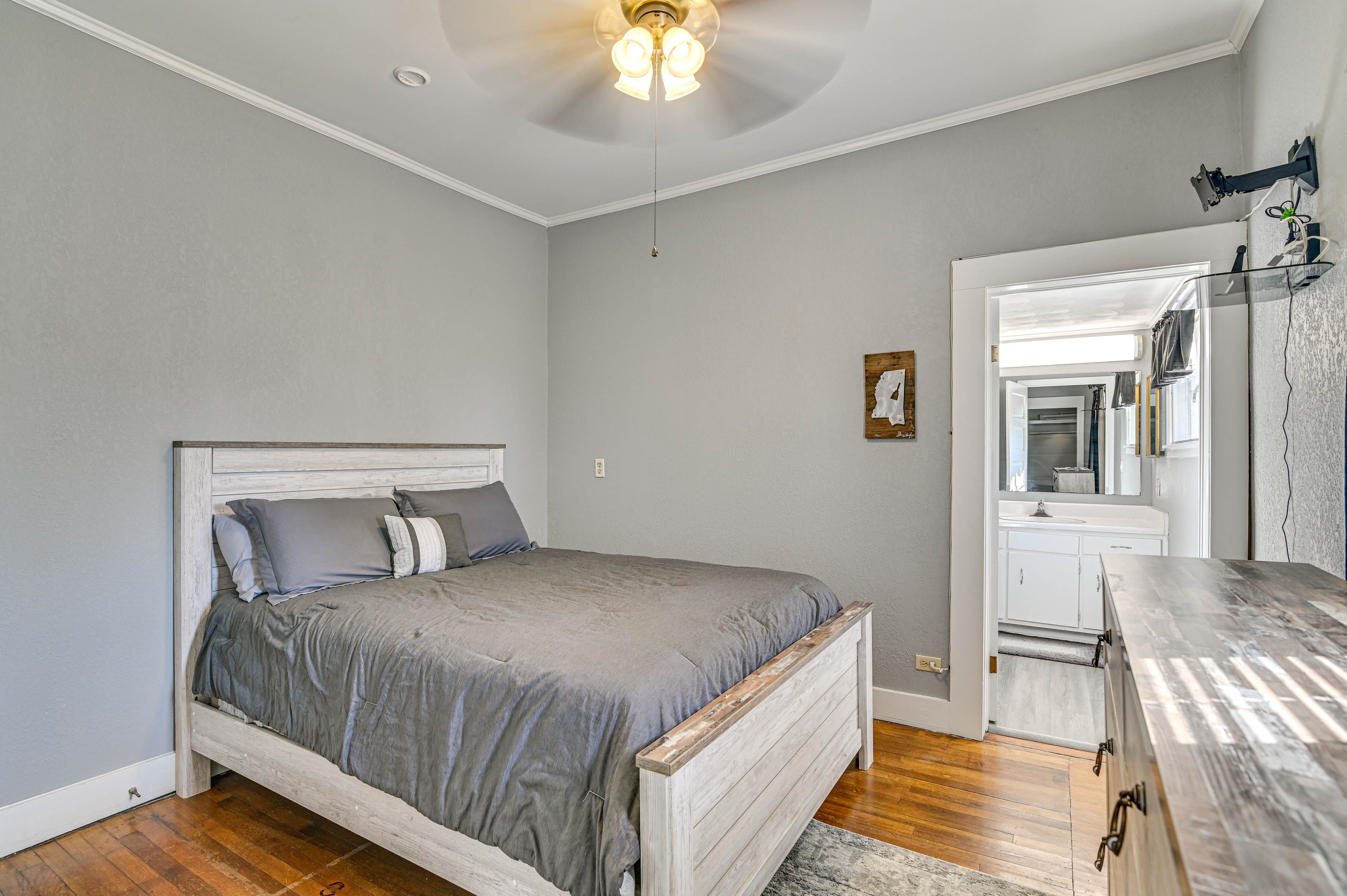 Bedroom 1 | Queen Bed | Linens Provided | 1st Floor