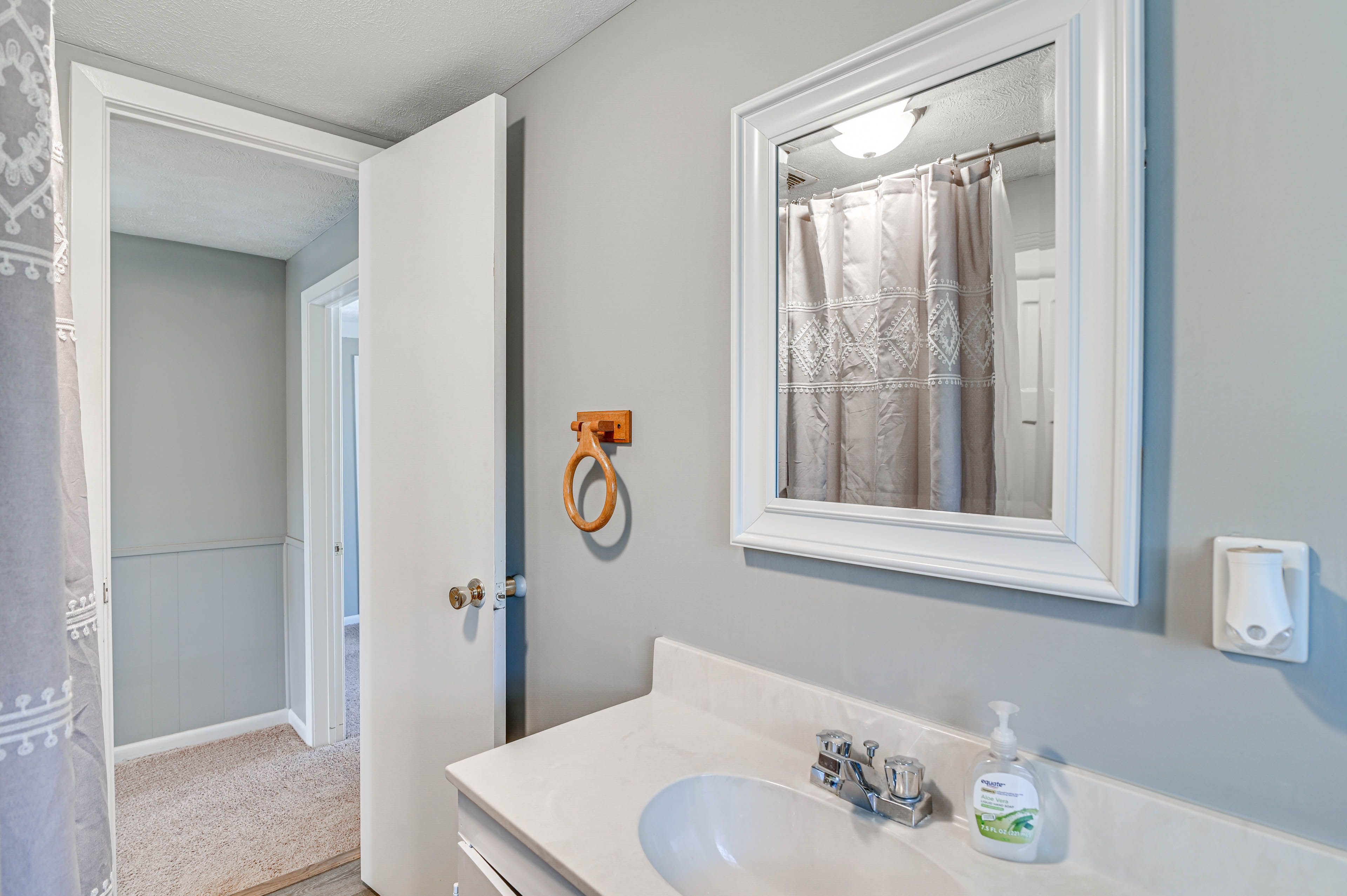 Full Bathroom | 2nd Floor