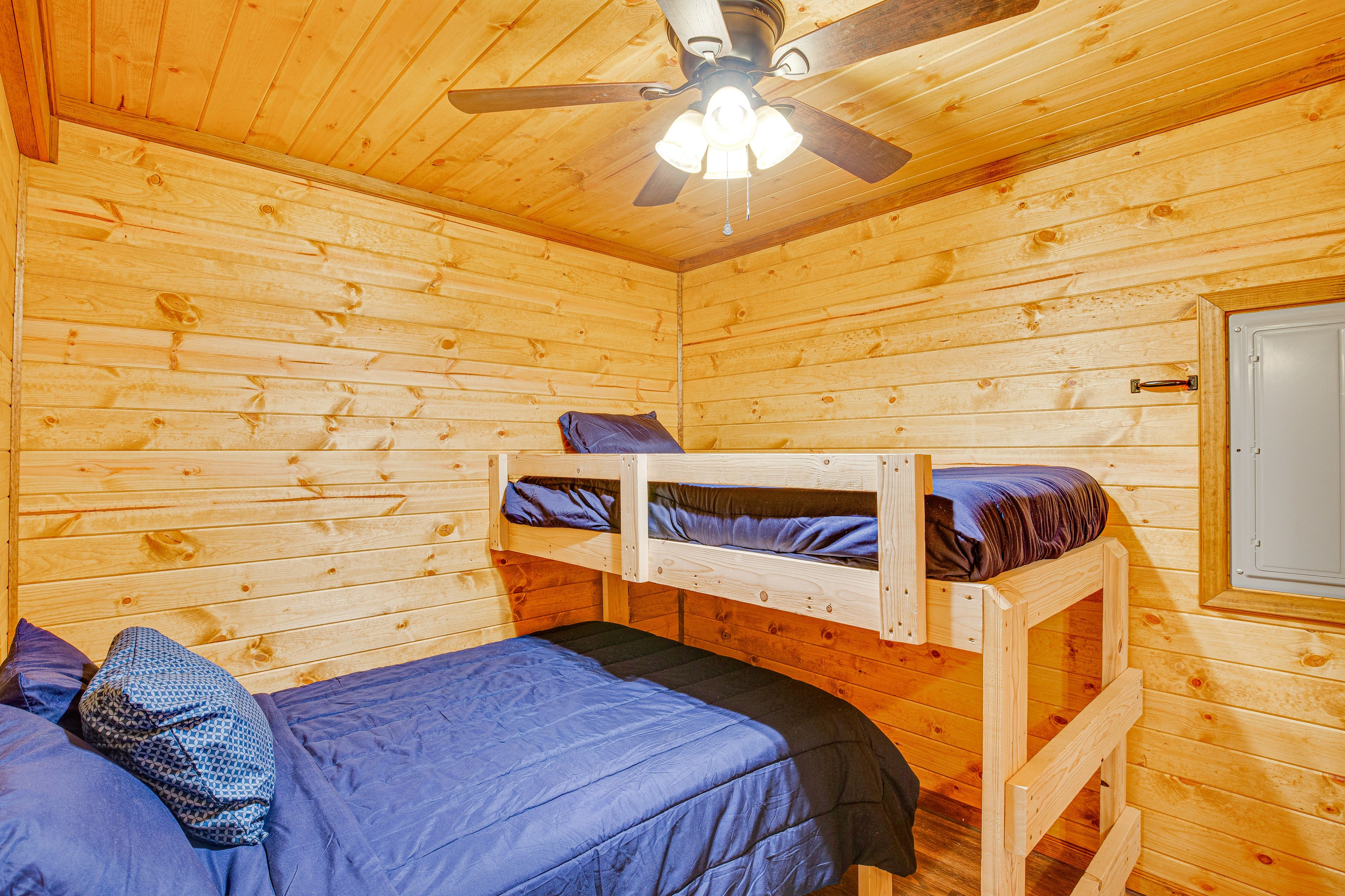 Bedroom | Full Bed | Lofted Twin Bed | Linens Provided