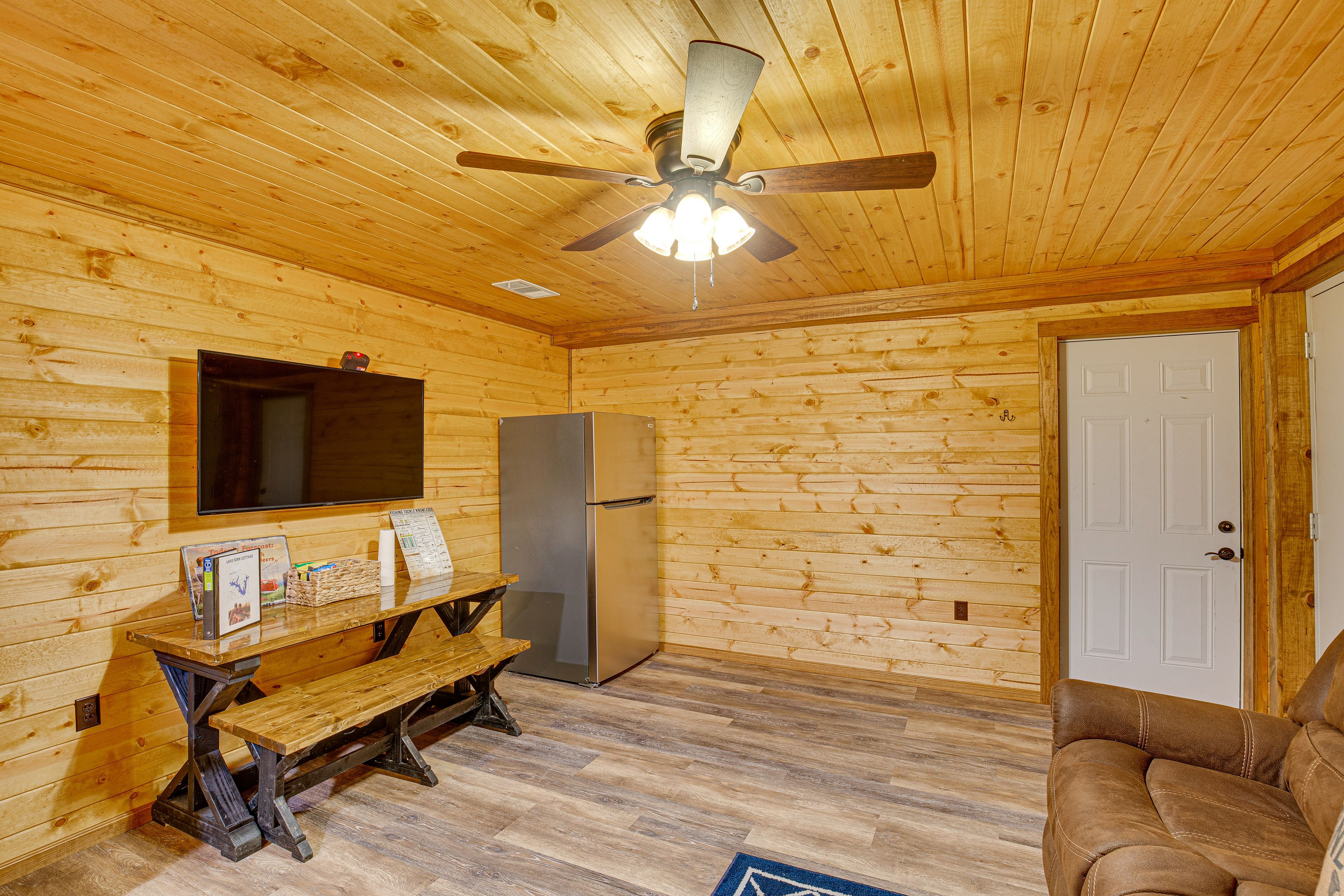 Dining Area | Dishware/Flatware Provided