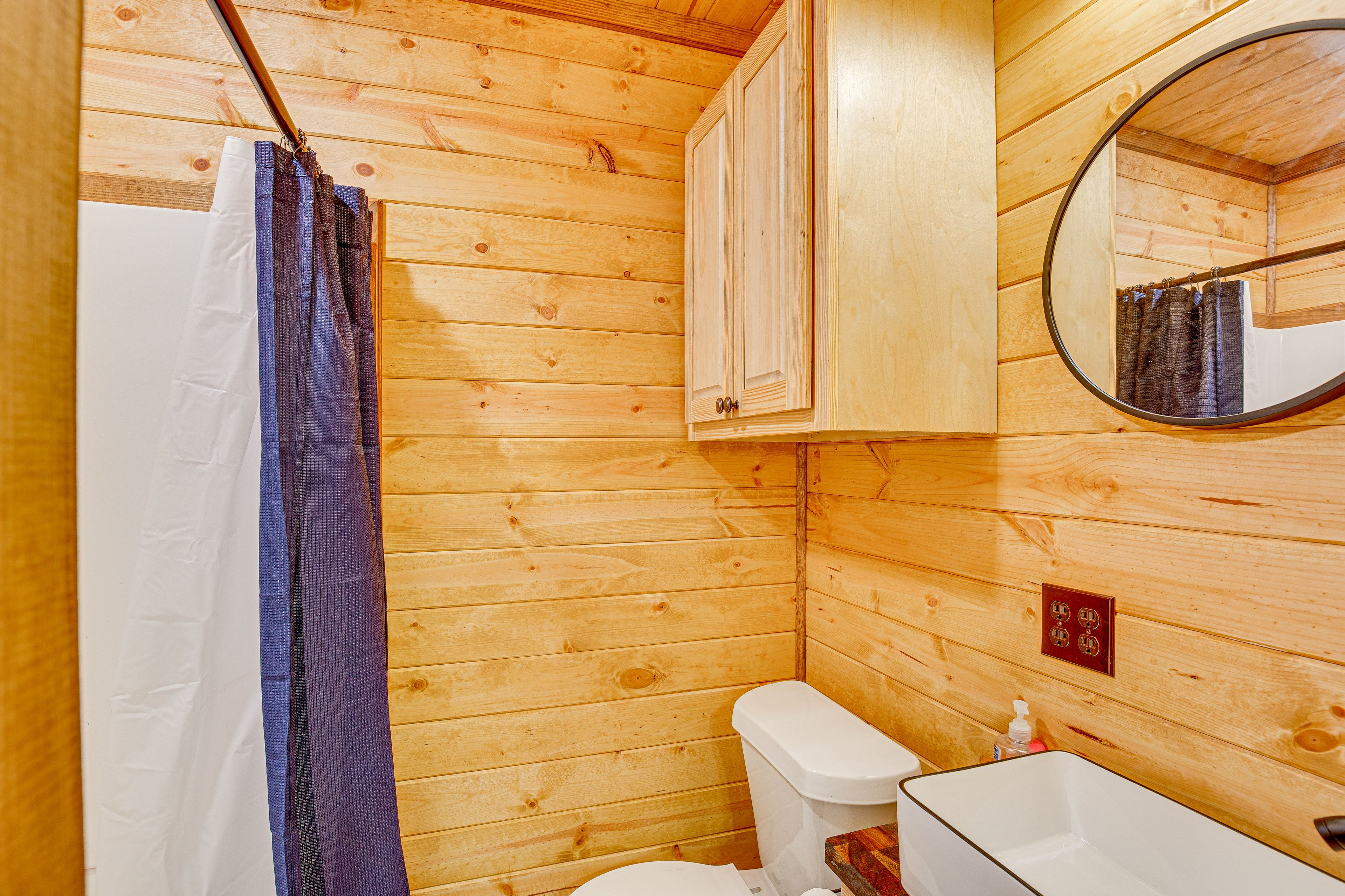 Bathroom | Complimentary Toiletries | Towels Provided