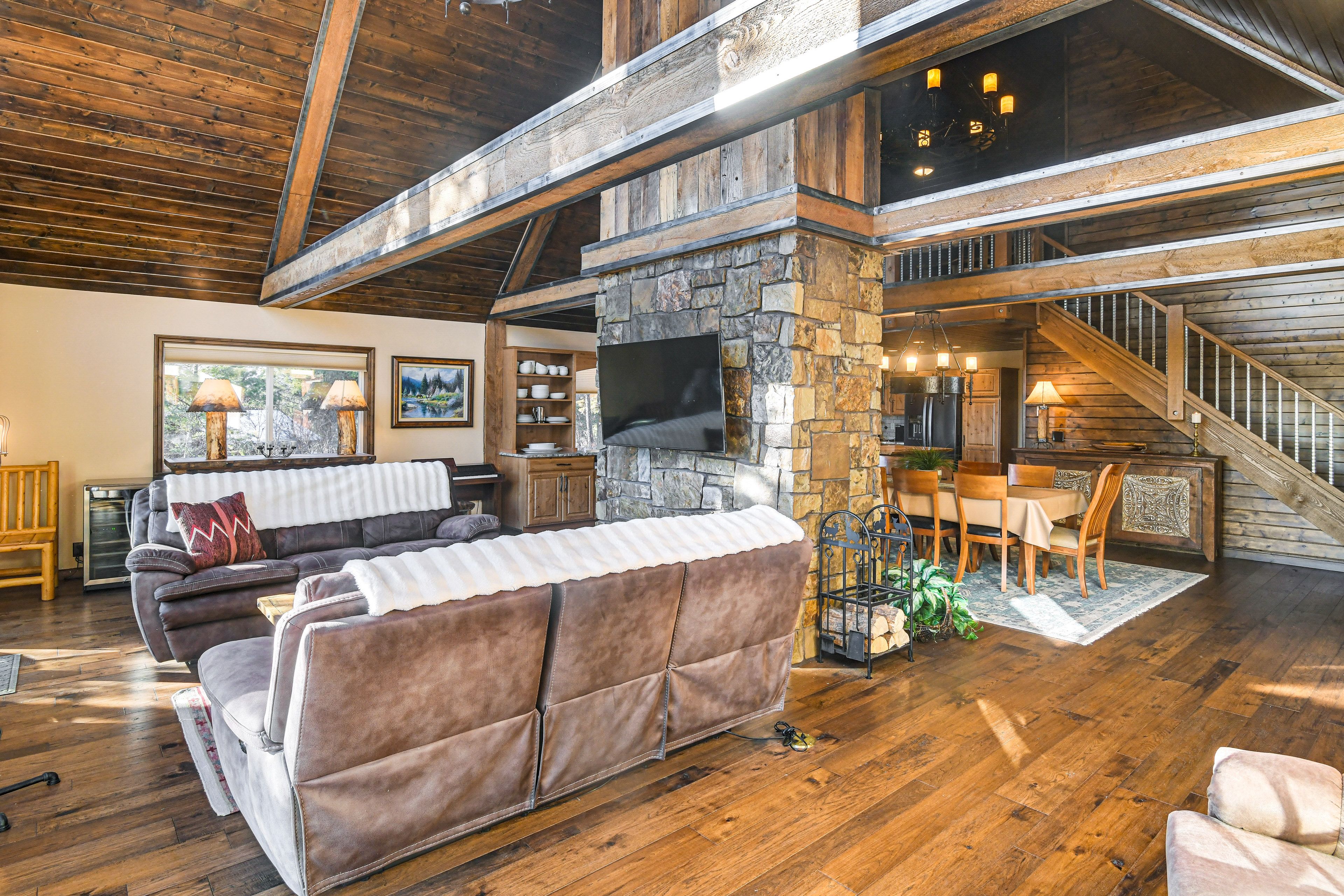 Living Room | Desk Nook | Main Level