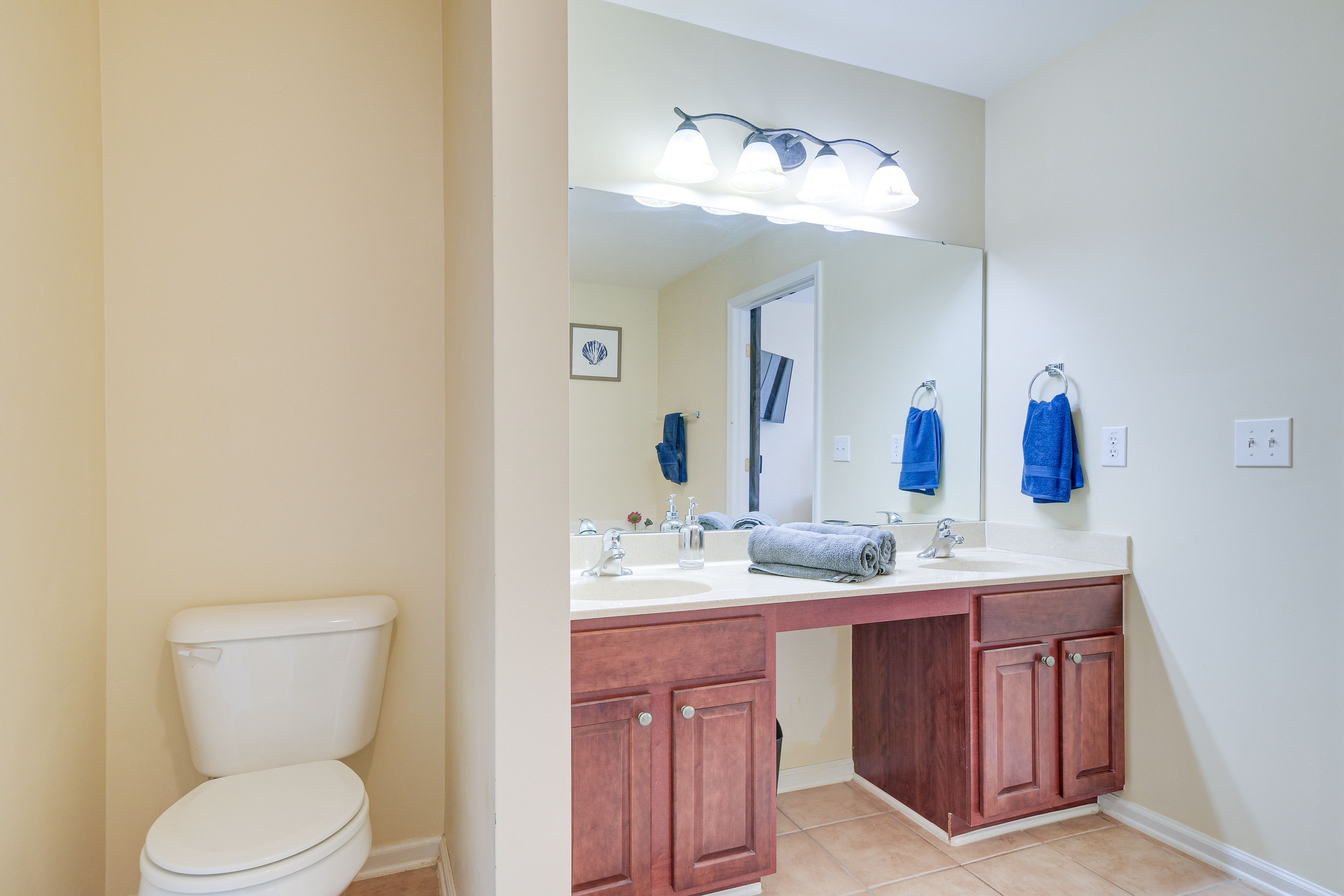 Full Bathroom | 2nd Floor | Towels Provided | Complimentary Toiletries