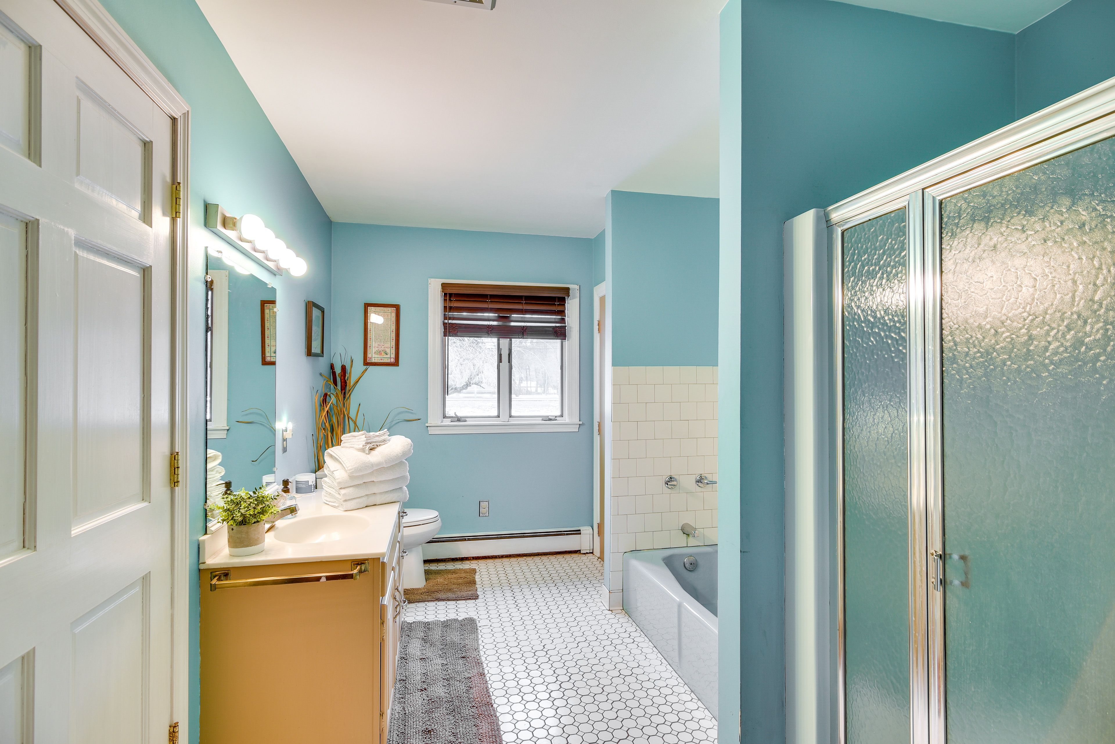 Full Bathroom | Towels Provided