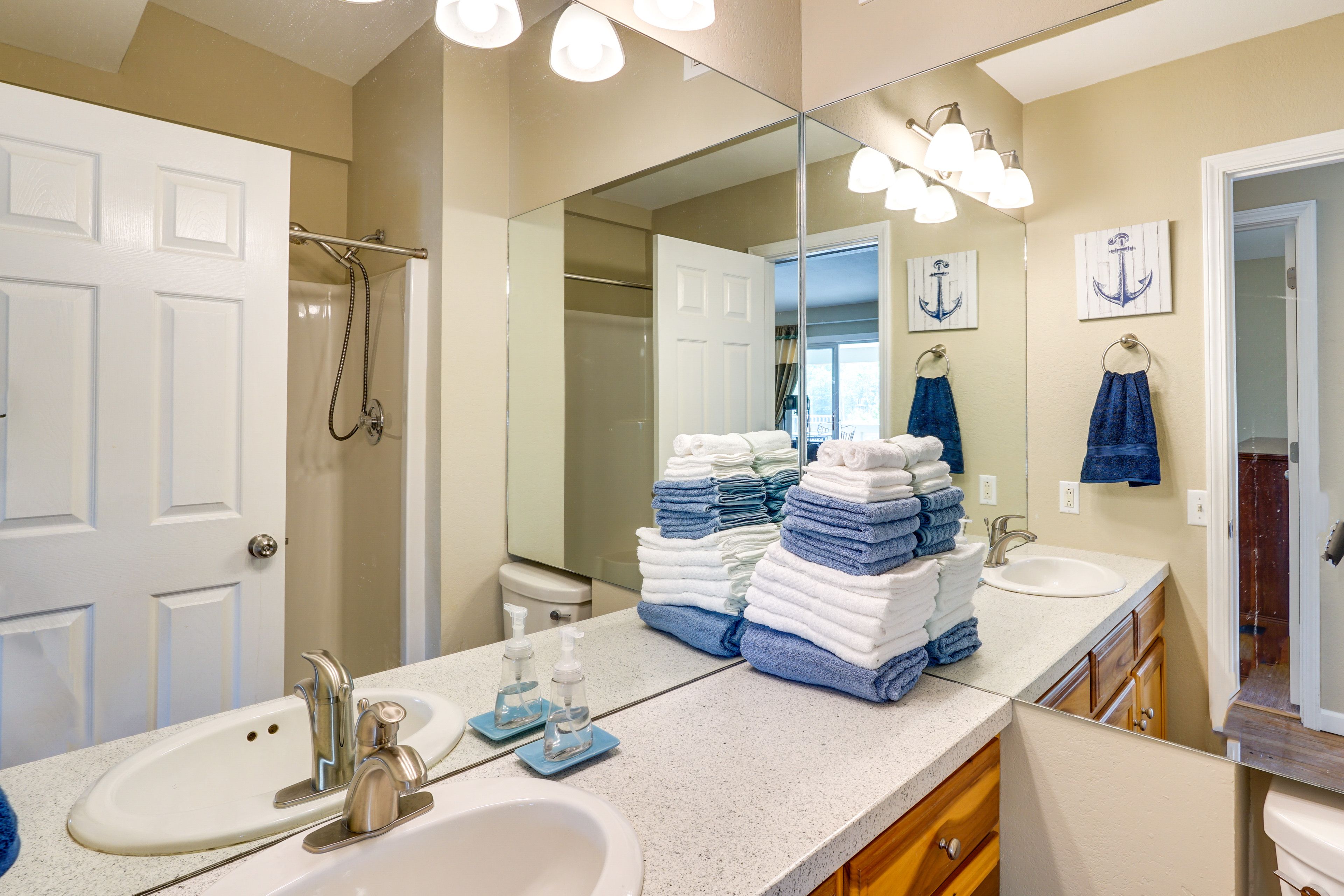 Full Bathroom | Towels Provided