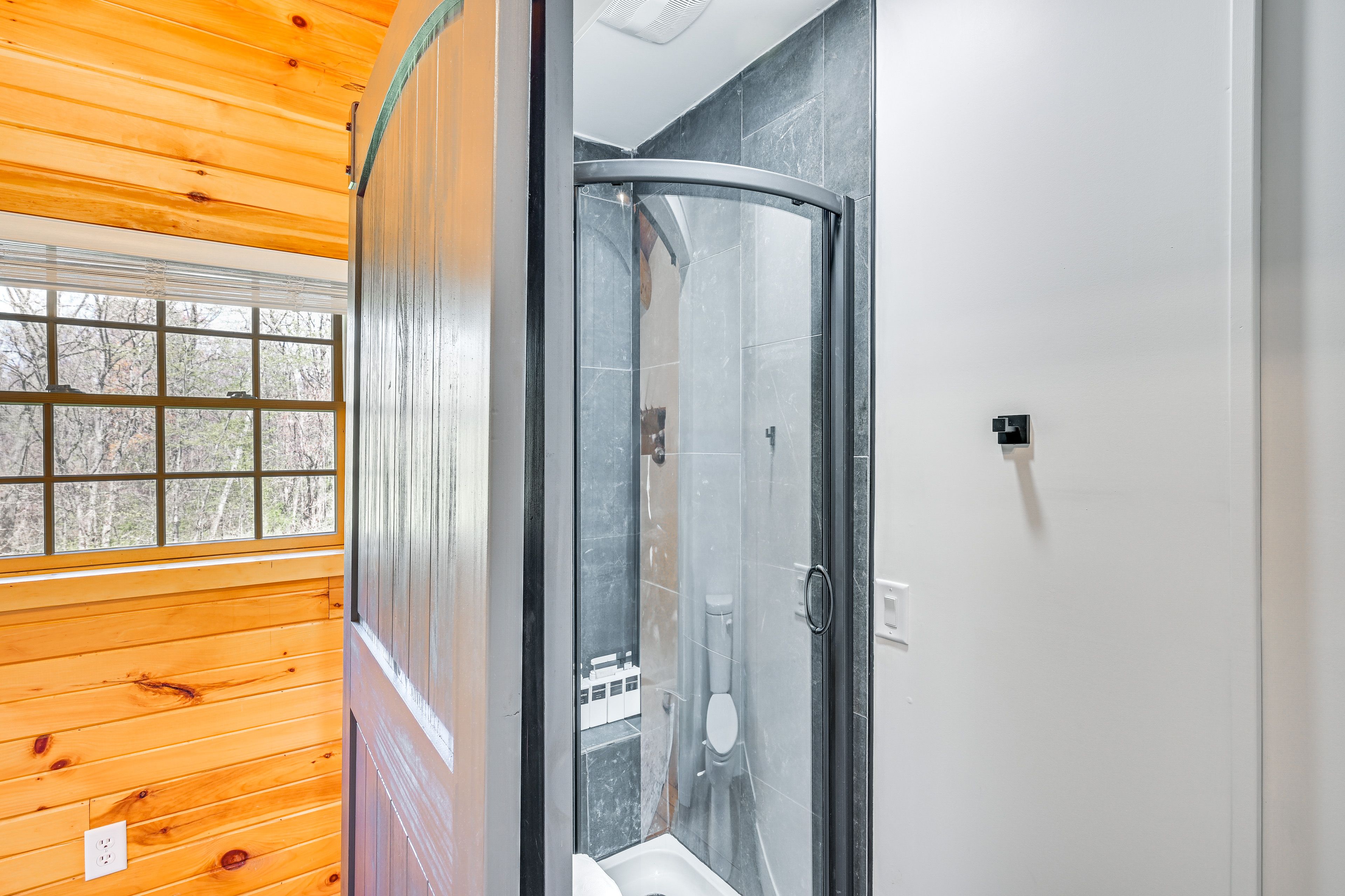 Full Bathroom | 2nd Floor