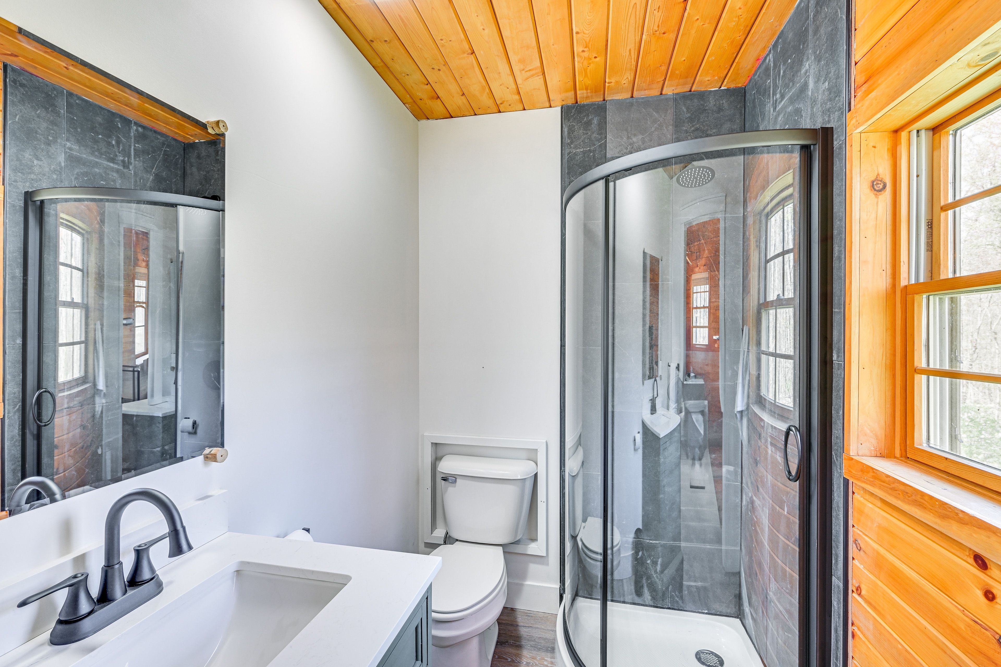 Full Bathroom | 2nd Floor