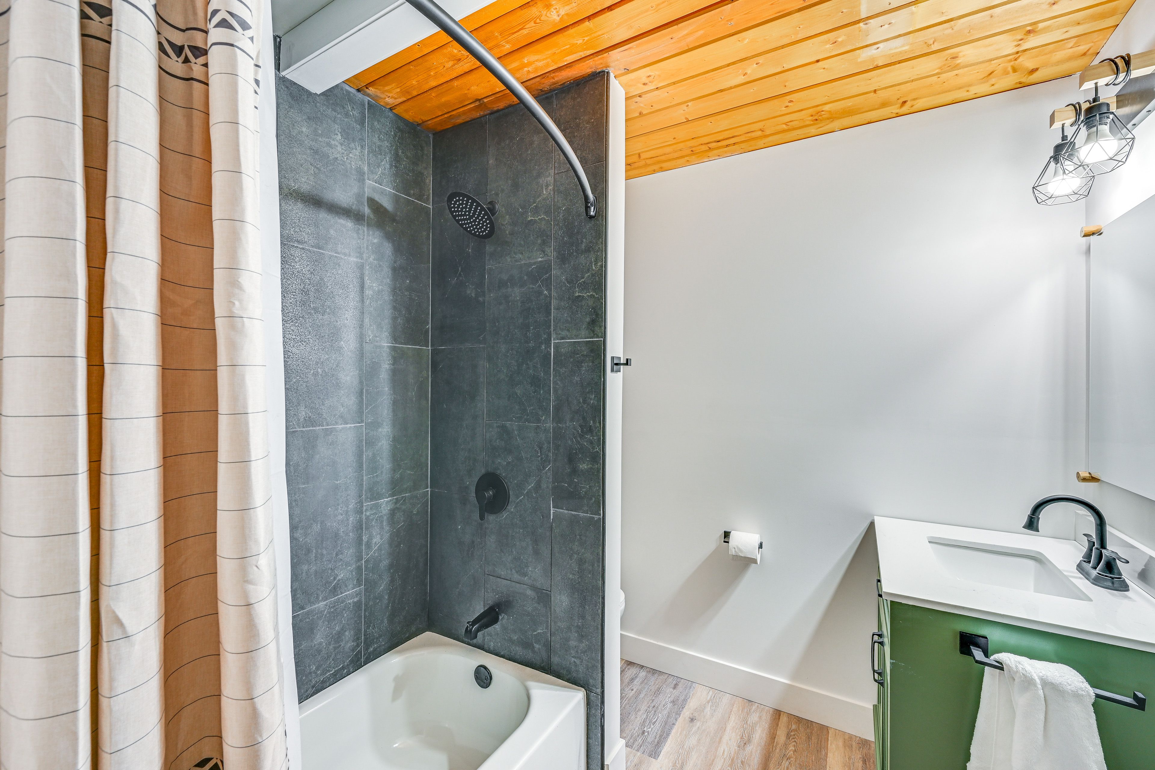 Full Bathroom | 2nd Floor