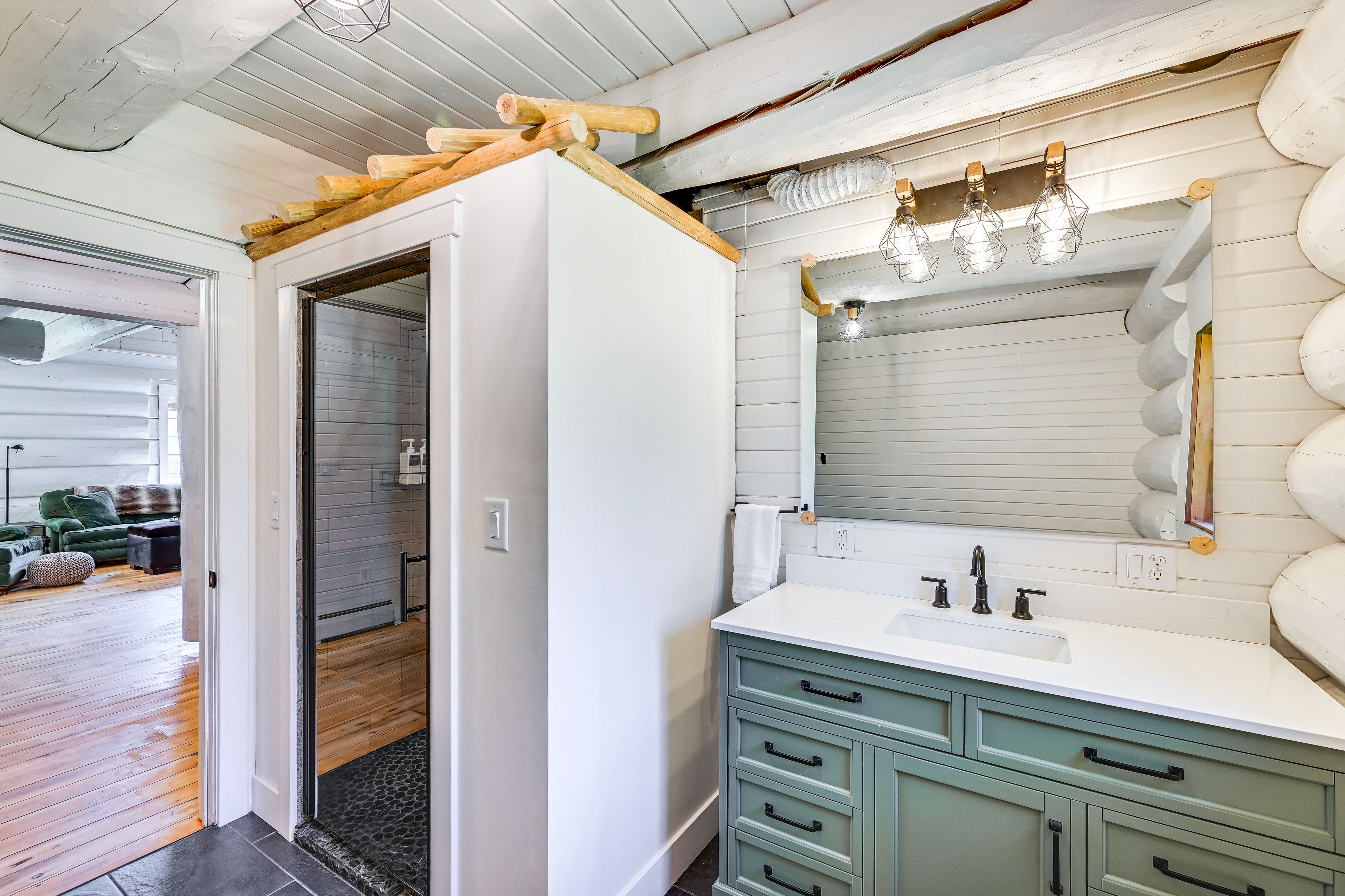 Full Bathroom | Towels Provided | 1st Floor