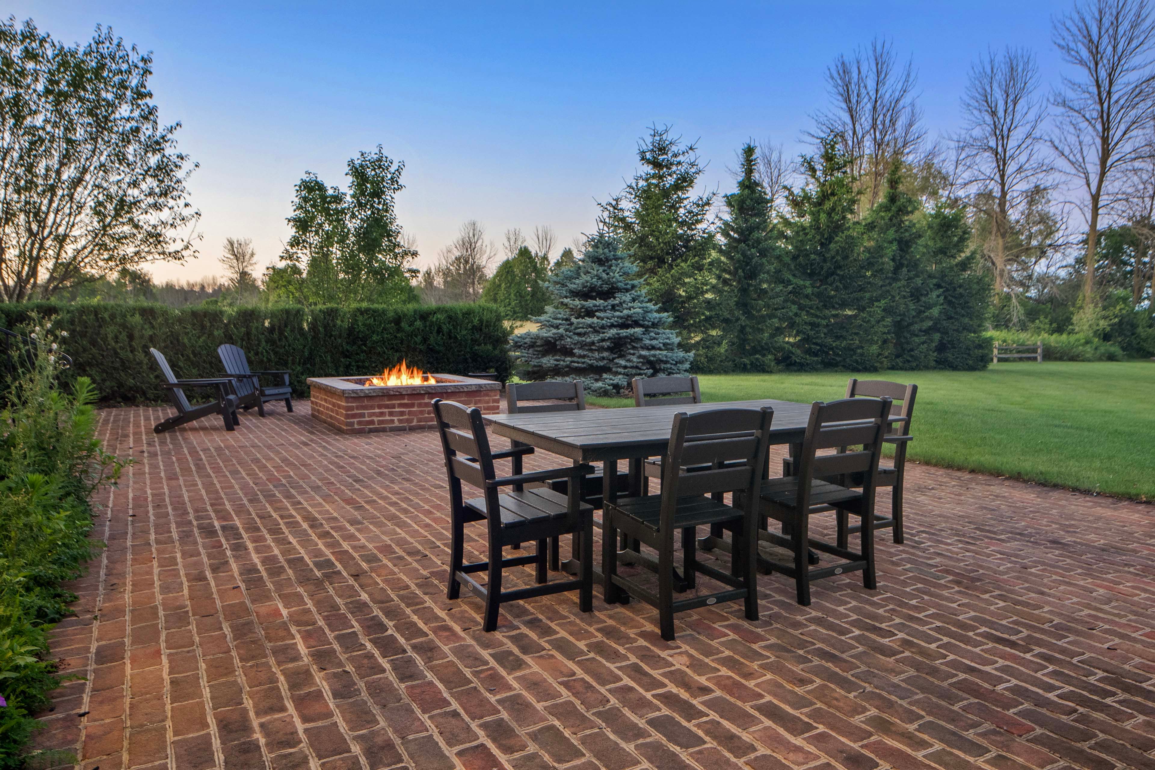 Patio | Gas Grill | Gas Fire Pit | Outdoor Seating & Dining