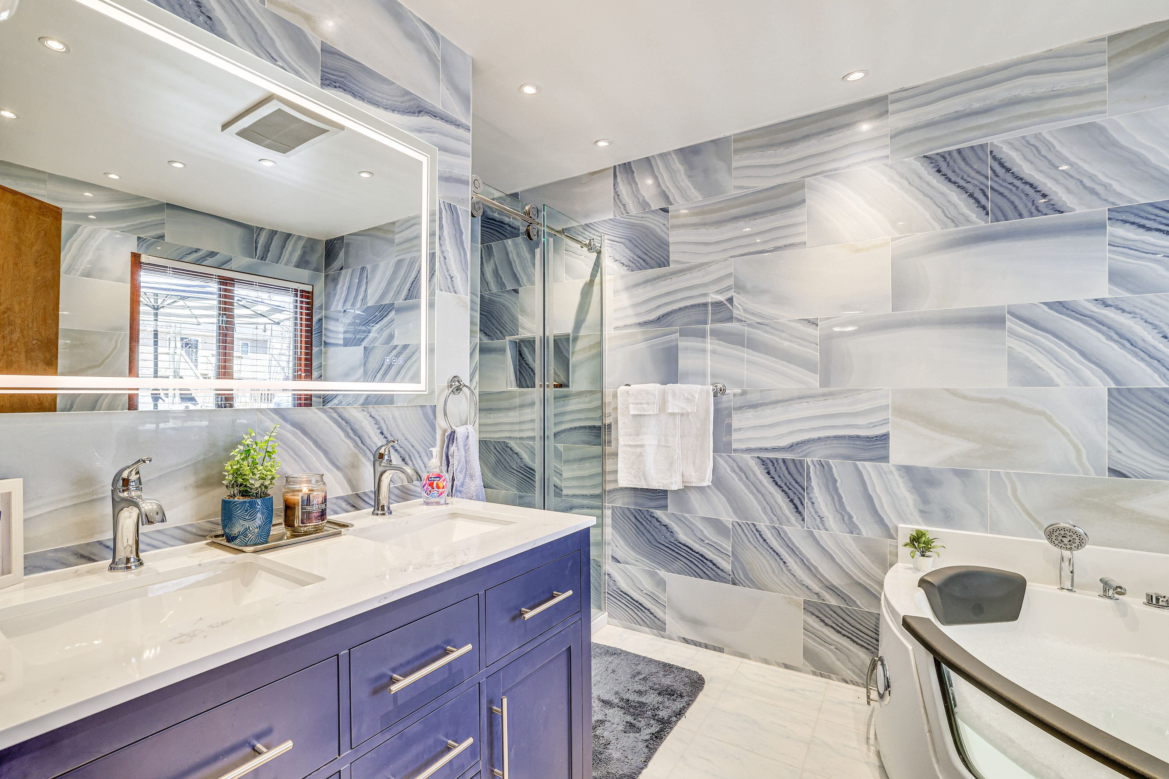 En-Suite Bathroom | 1st Floor | Towels Provided | Jetted Tub