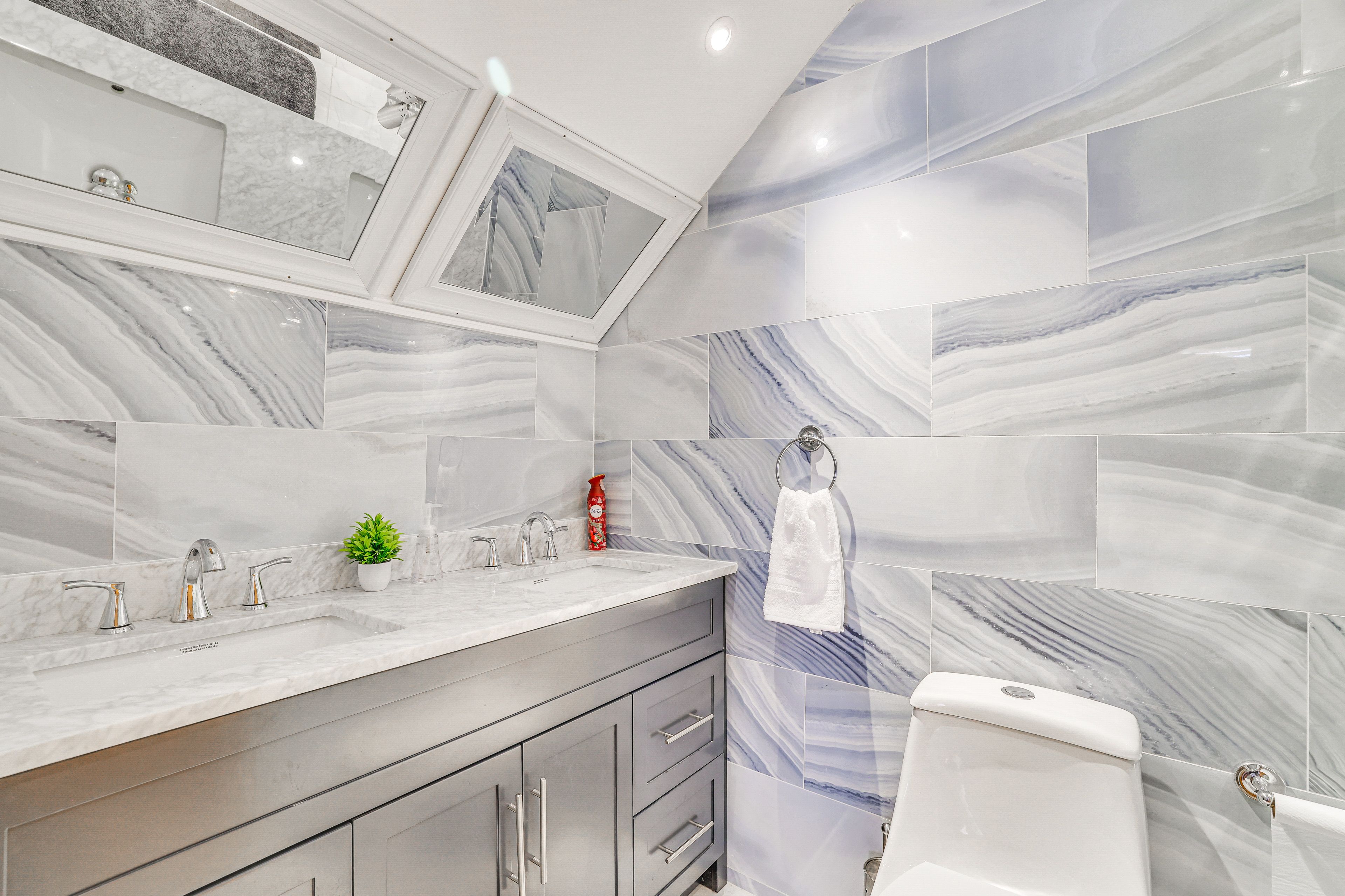 Full Bathroom | 2nd Floor | Complimentary Toiletries