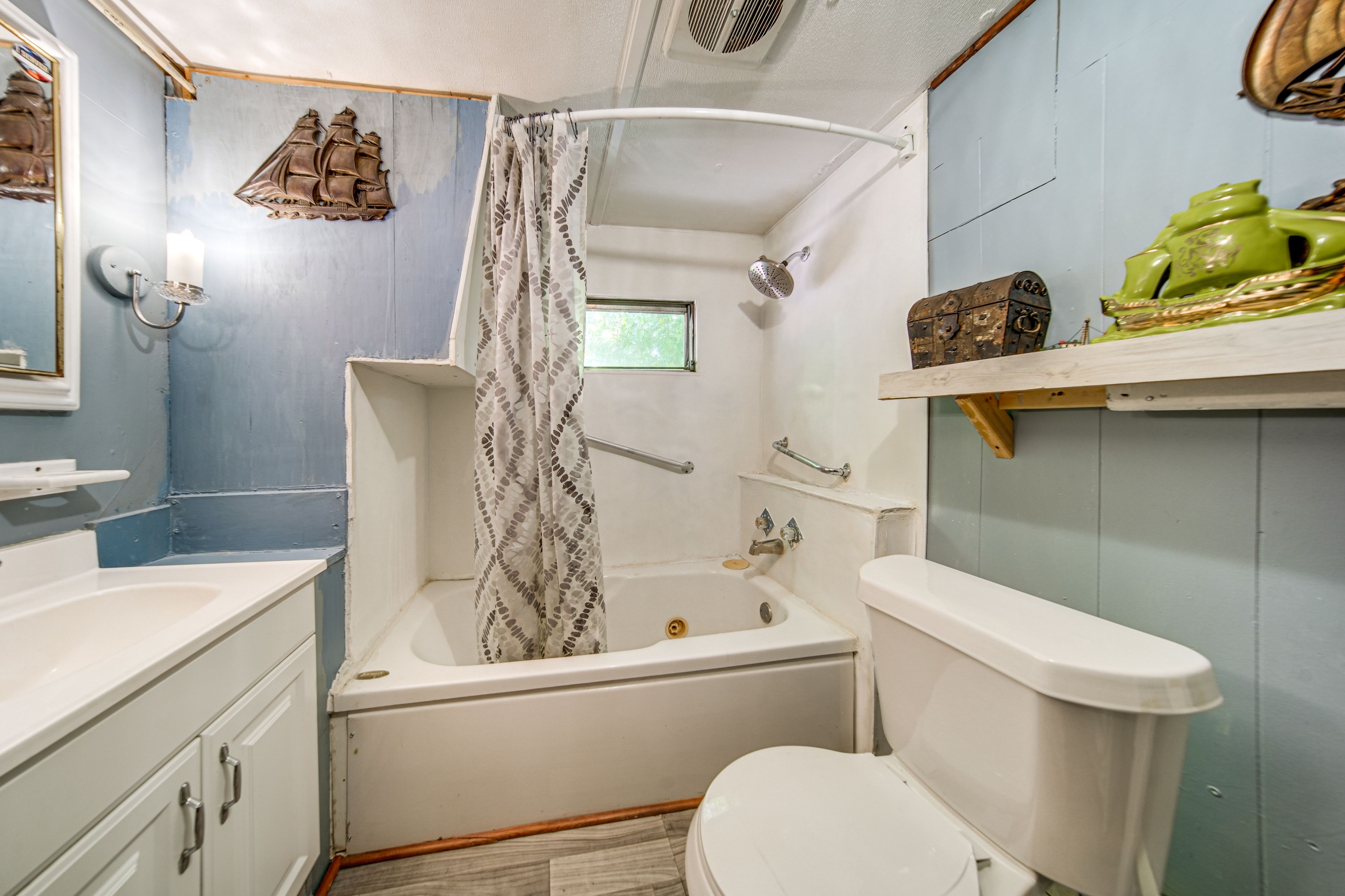 Full Bathroom | Towels & Linens Provided | Complimentary Toiletries