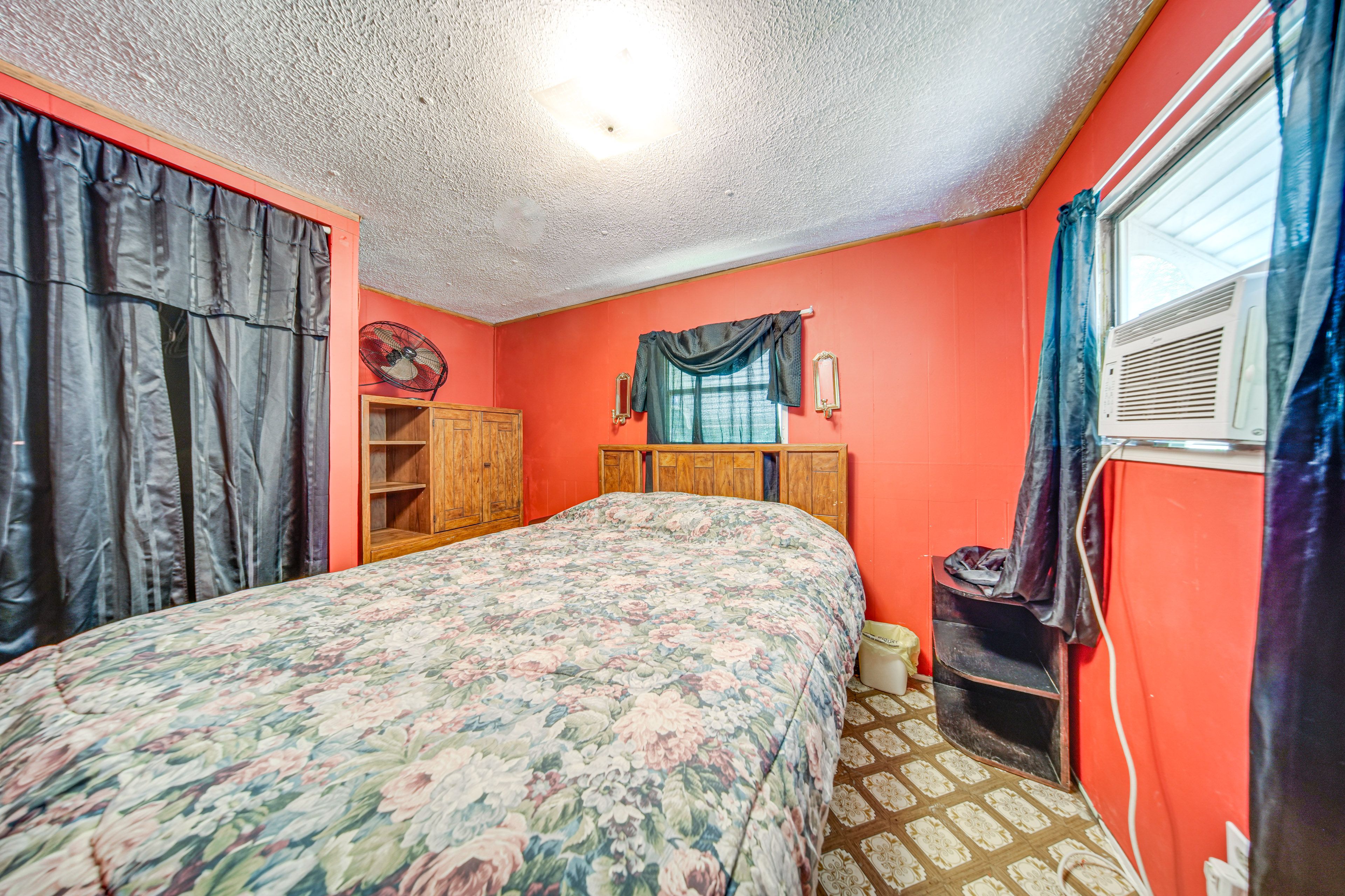 Bedroom 1 | Queen Bed