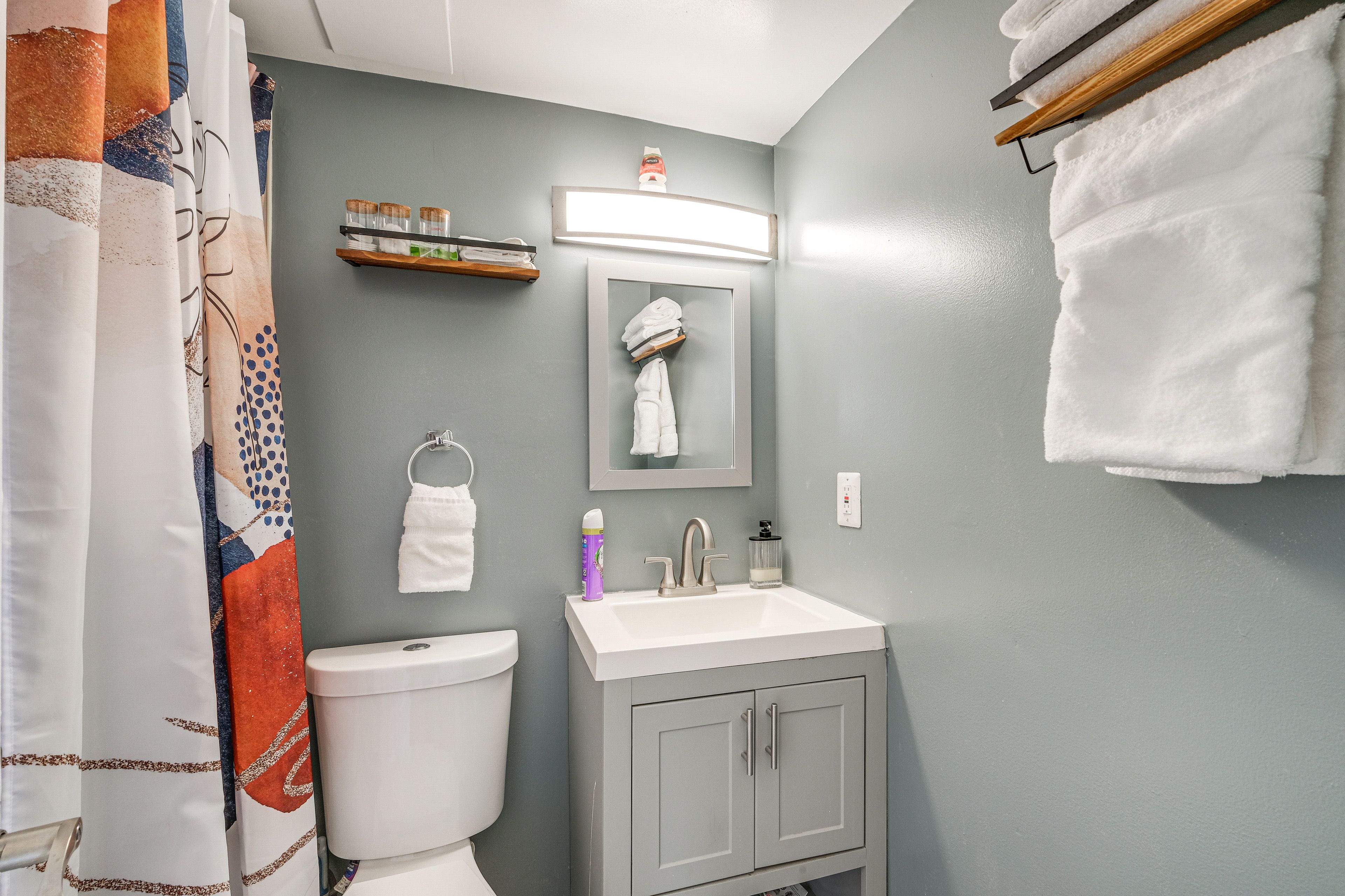 Full Bathroom | Complimentary Toiletries | Towels Provided