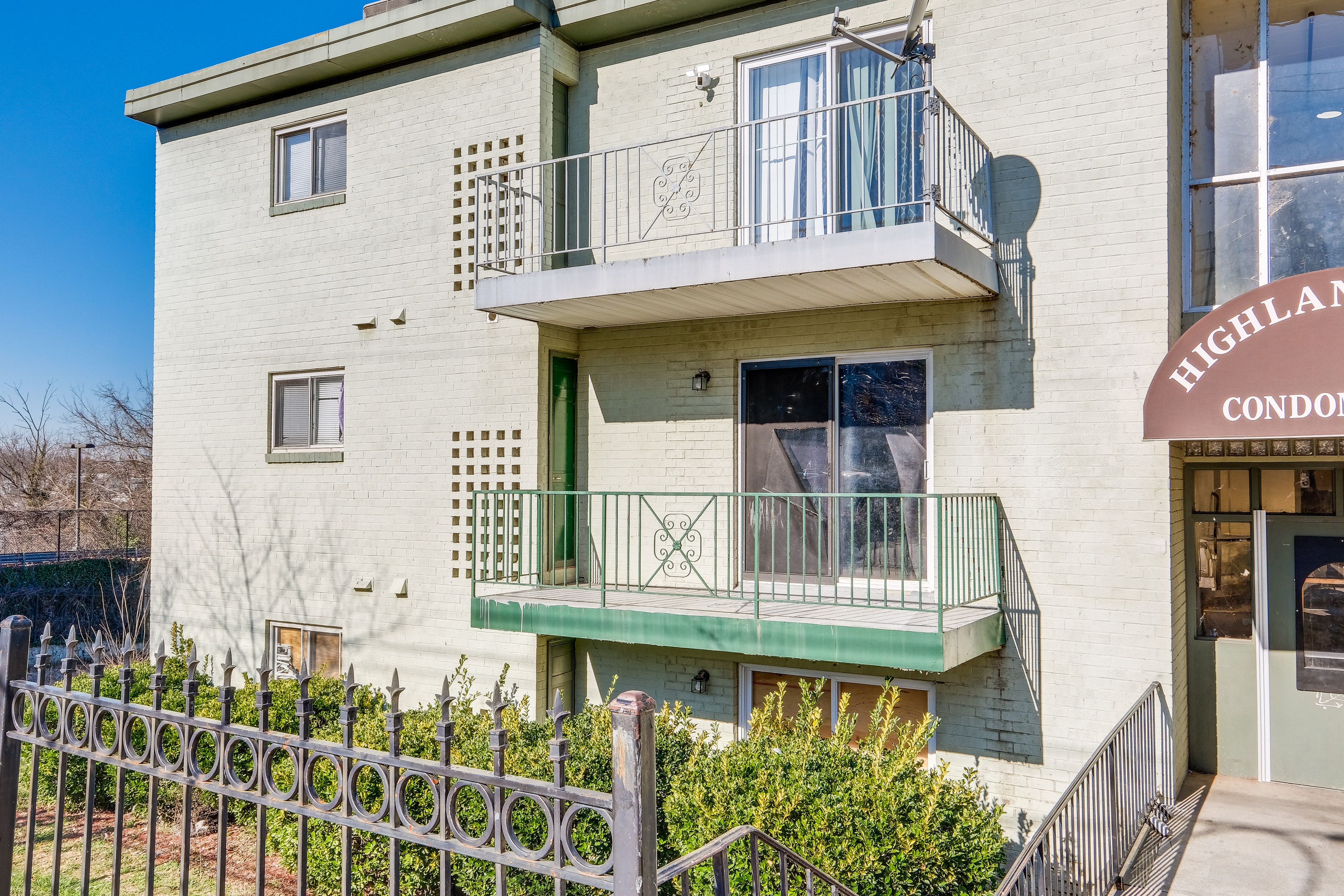 Condo Exterior | Parking | Free Street Parking (First-Come, First-Served)