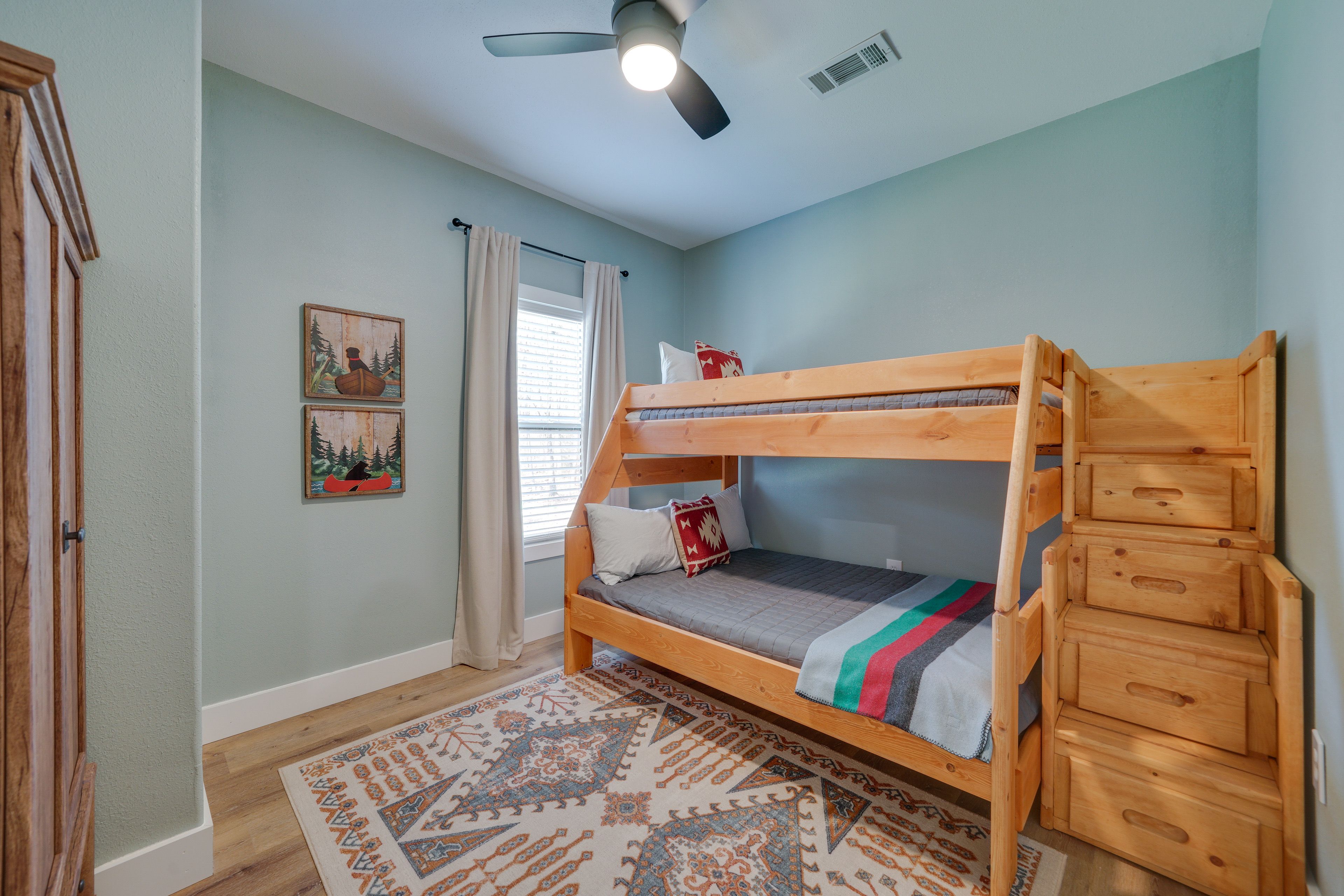Bedroom 3 | Twin/Full Bunk Bed