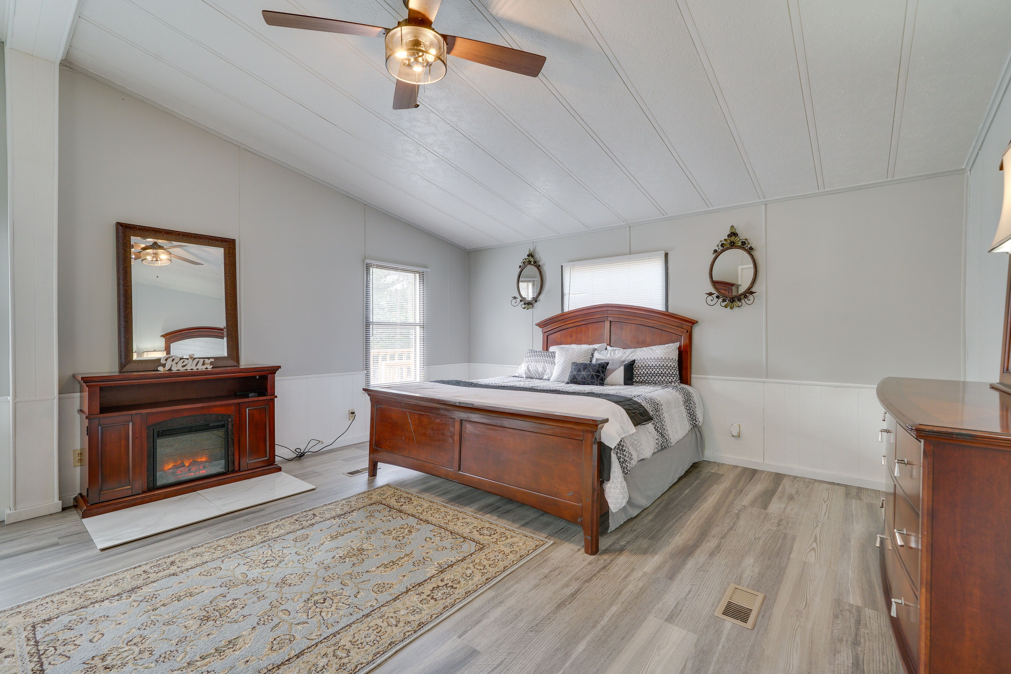 Bedroom 1 | King Bed | Linens Provided | En-Suite Bathroom