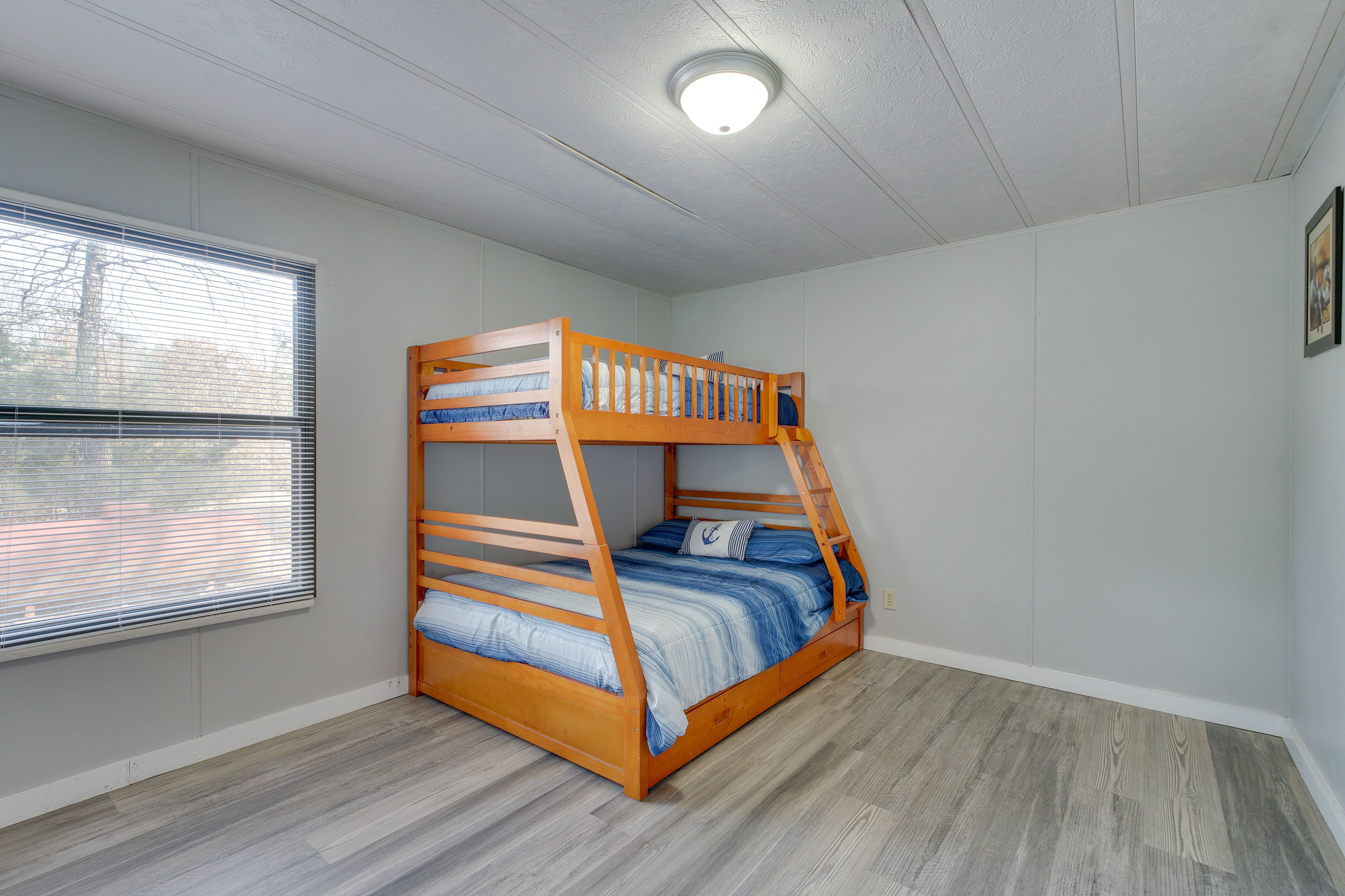 Bedroom 2 | Twin/Full Bunk Bed