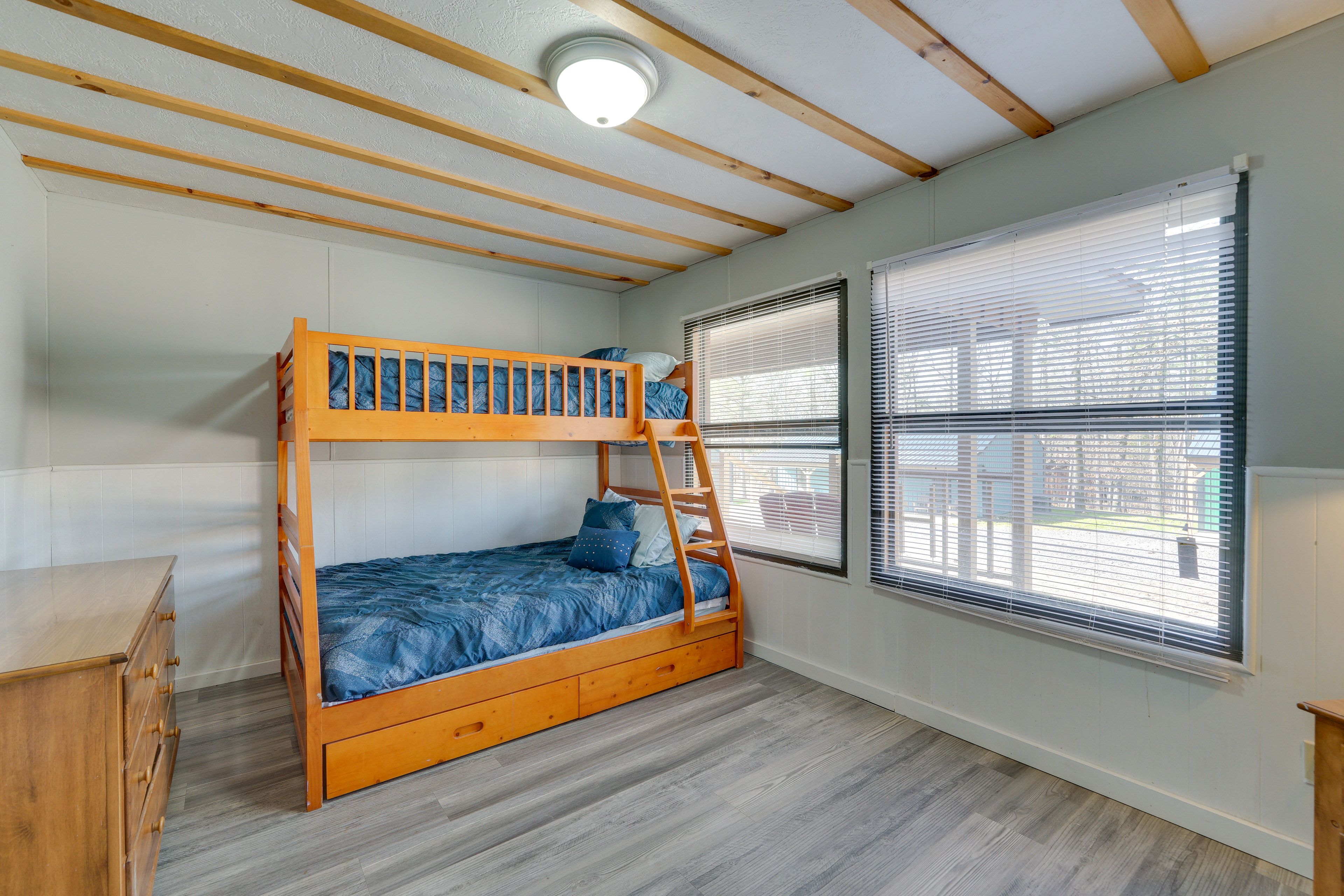 Bedroom 3 | Twin/Full Bunk Bed