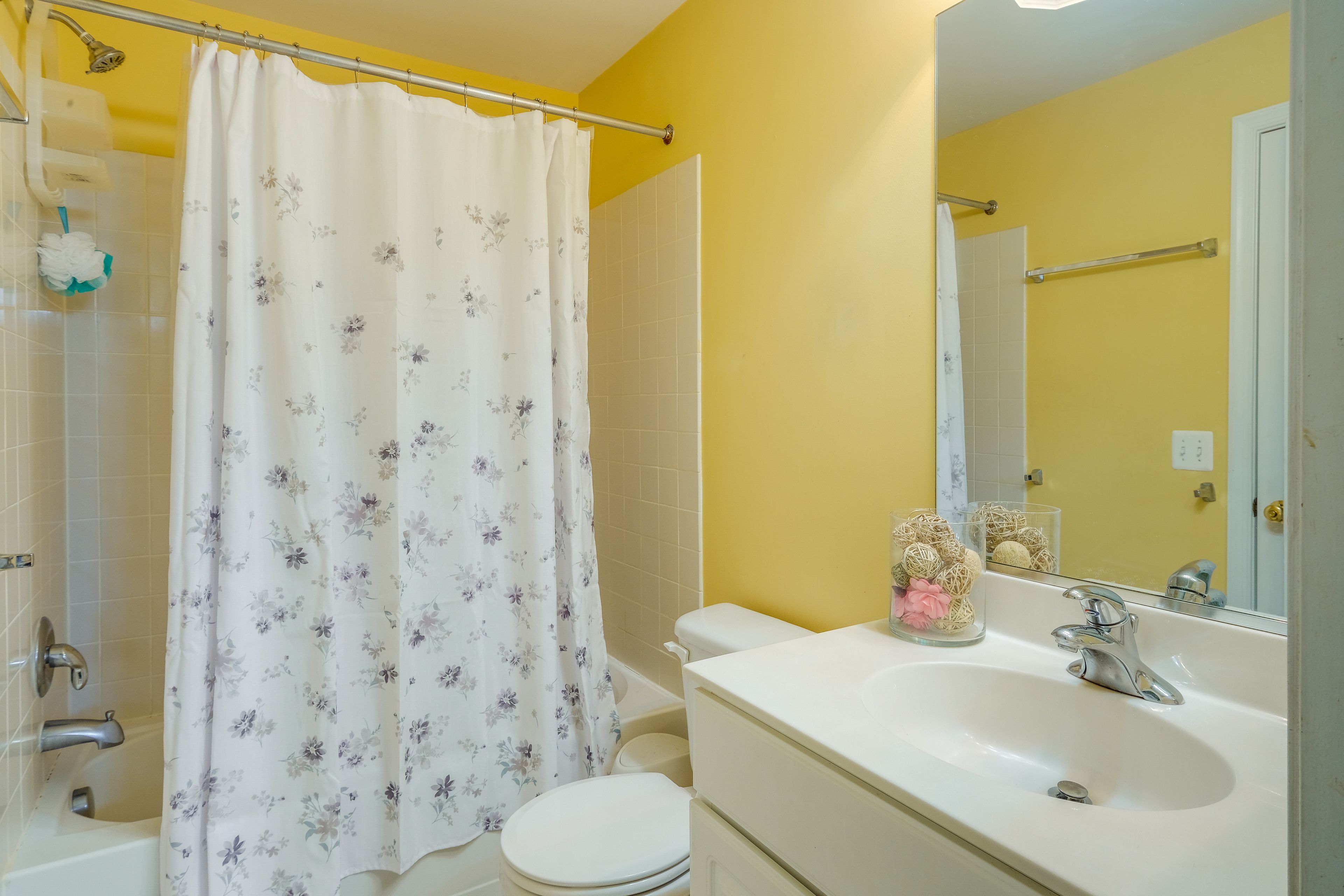 Full Bathroom | Towels Provided