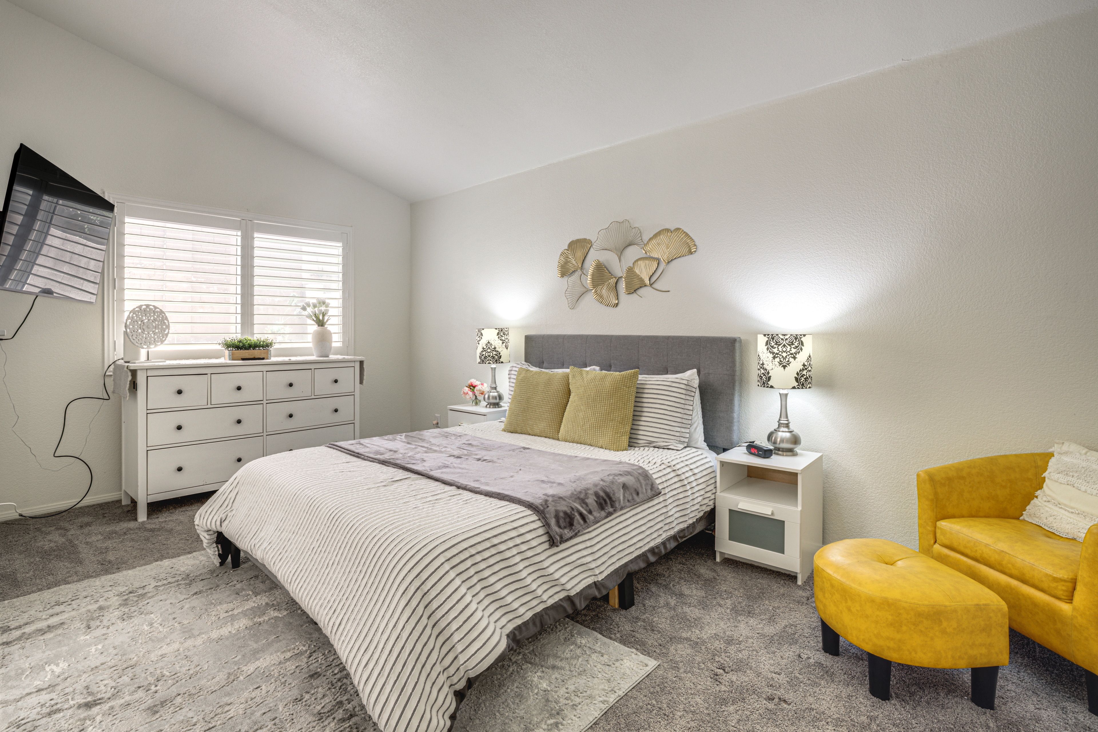 Bedroom 1 | Queen Bed