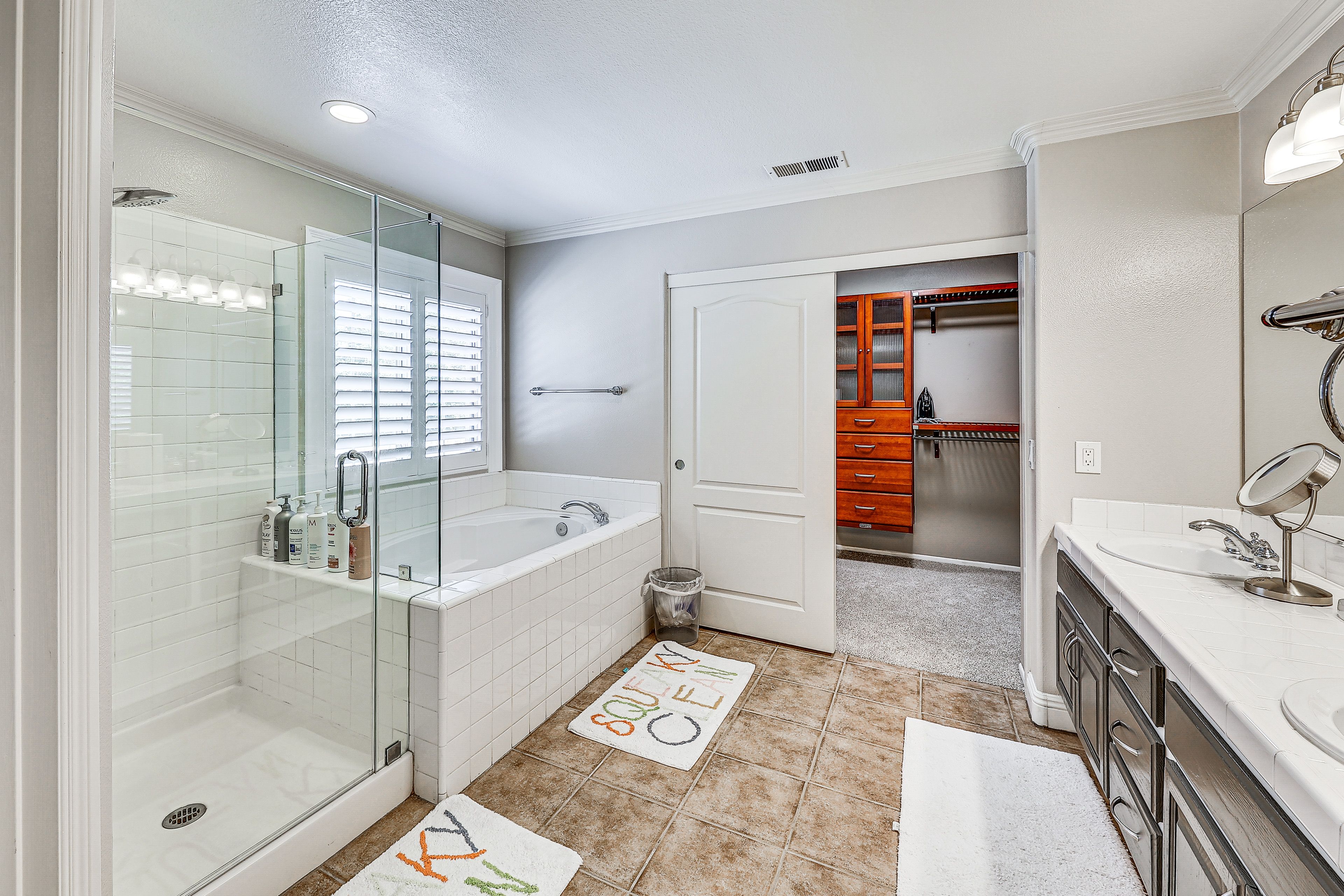 En-Suite Bathroom | 2nd Floor | Soaking Tub | Walk-In Closet