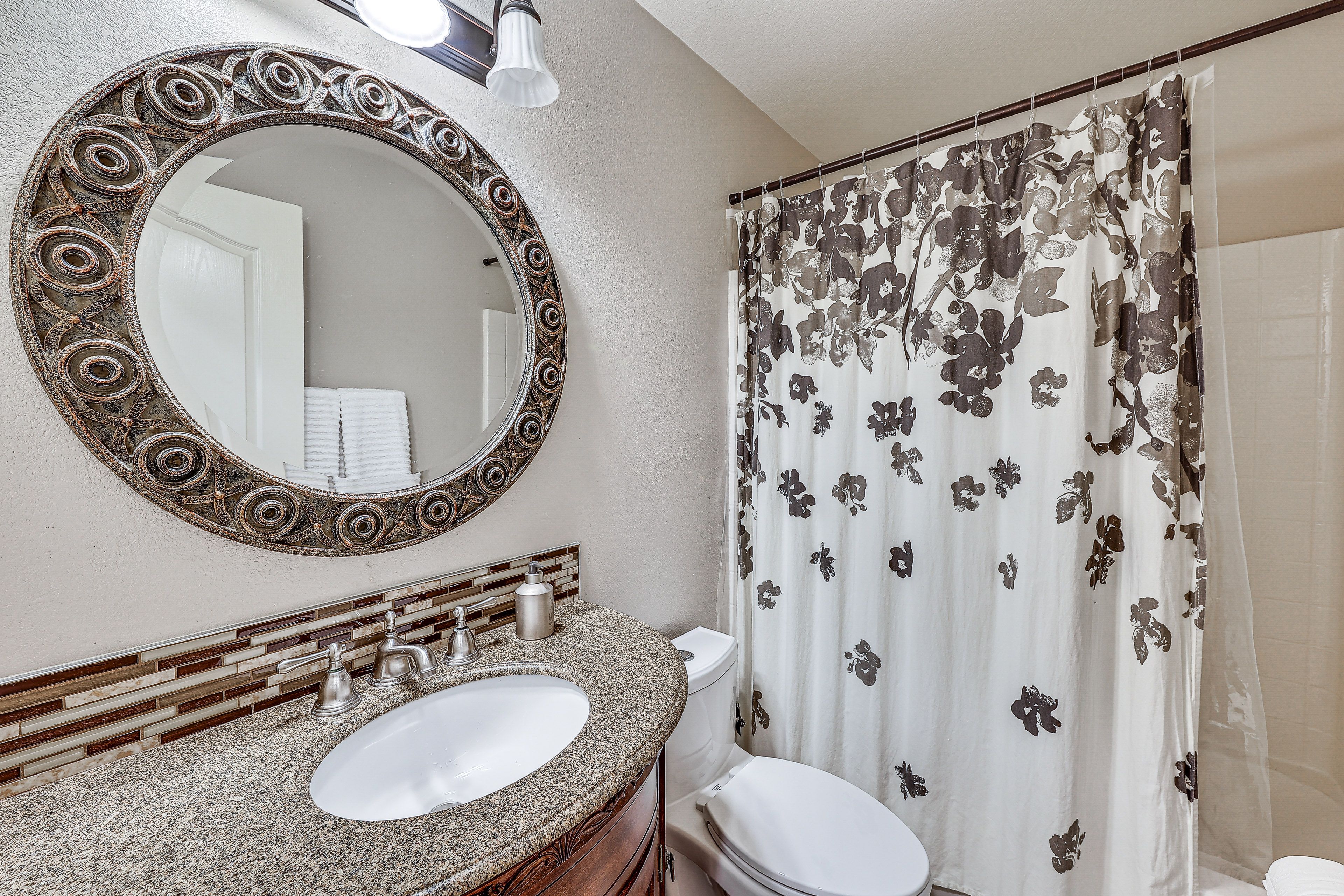 Full Bathroom | 1st Floor | Towels Provided