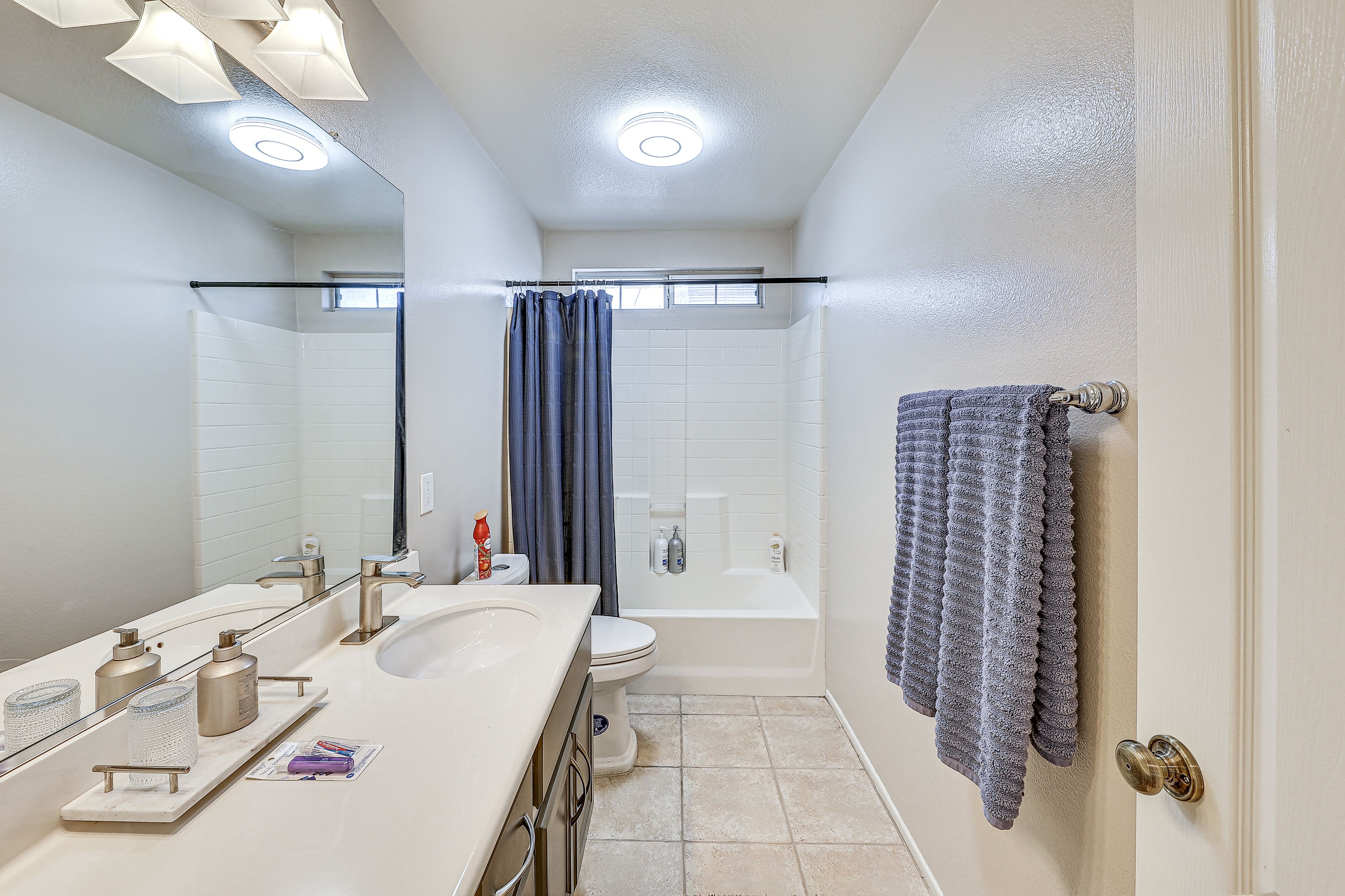 Full Bathroom | 2nd Floor | Complimentary Toiletries