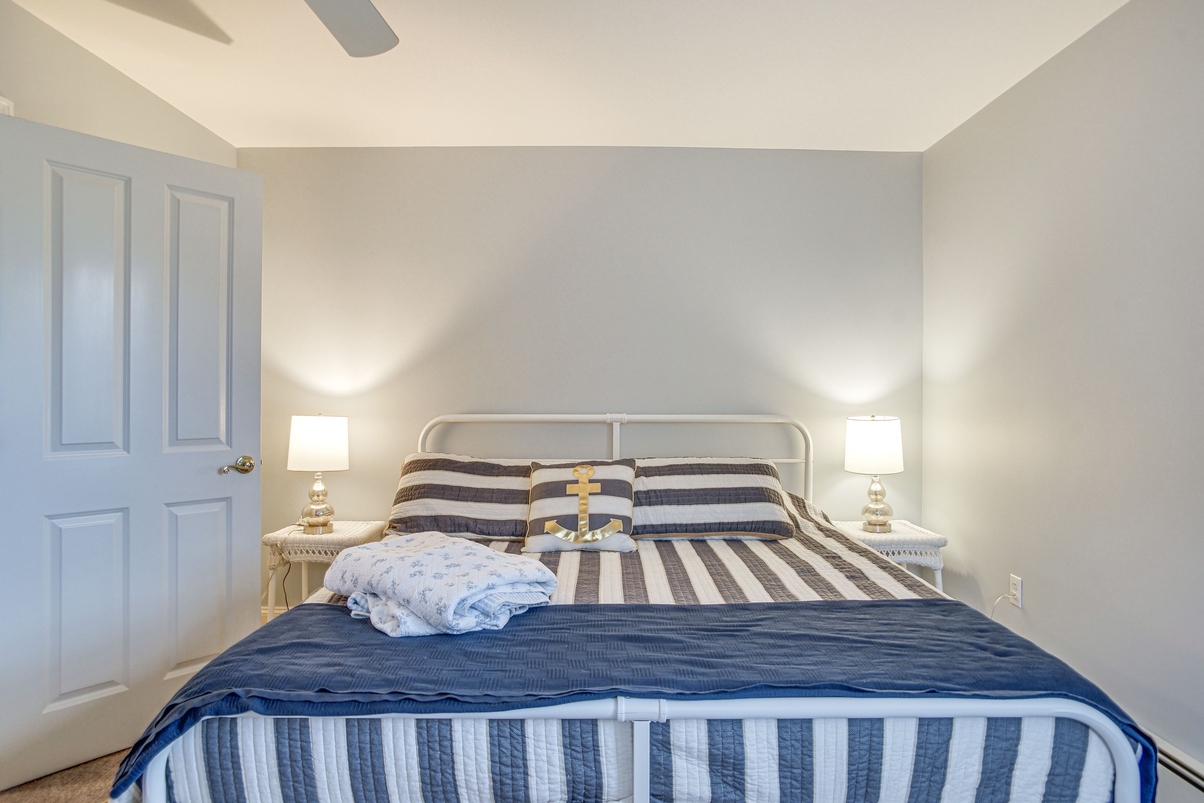 Bedroom 1 | King Bed | 1st Floor | Linens Provided