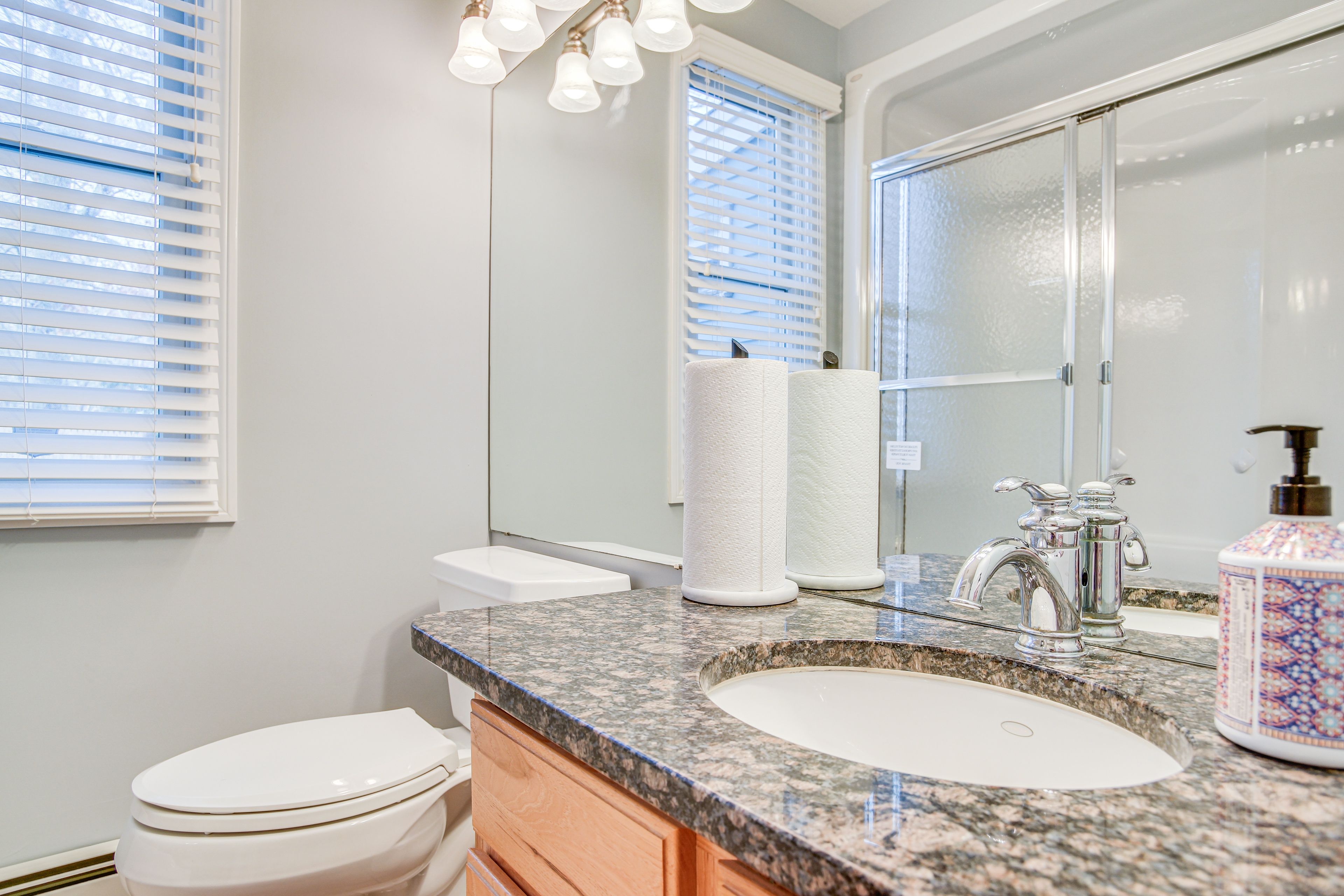Full Bathroom | 1st Floor | Complimentary Toiletries