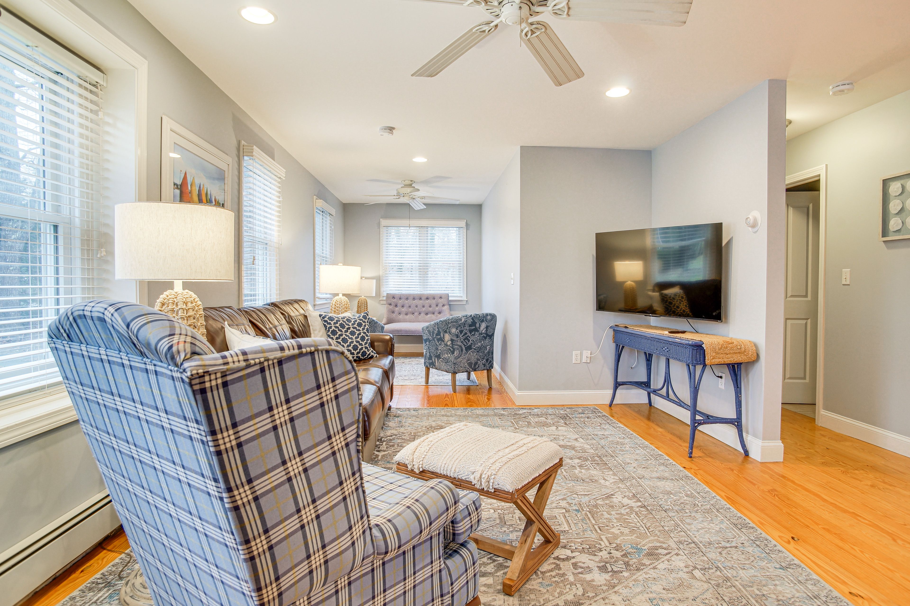 Living Room | 1st Floor | Smart TV | Board Games