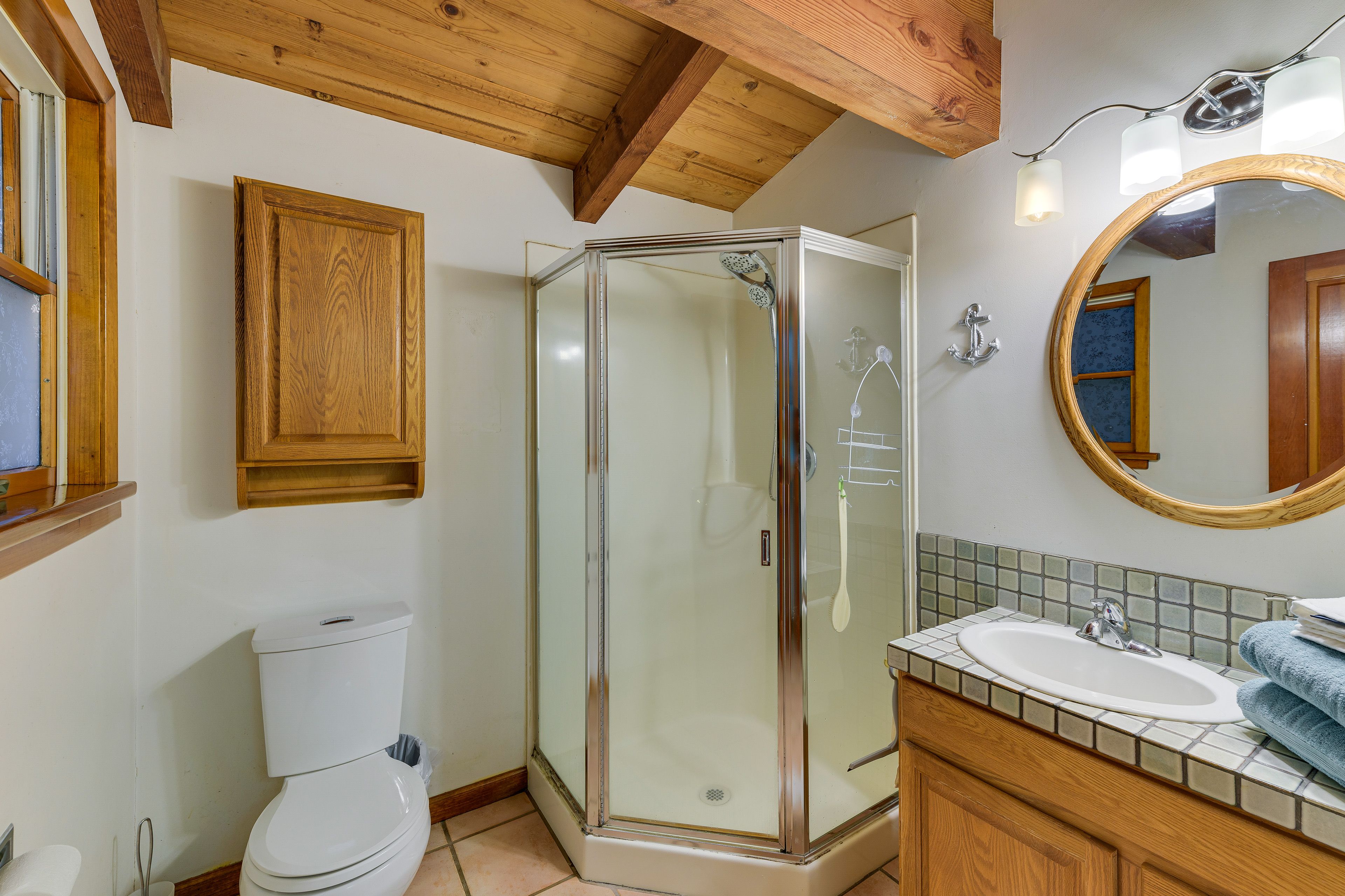 Full Bathroom | Towels Provided | Main Floor