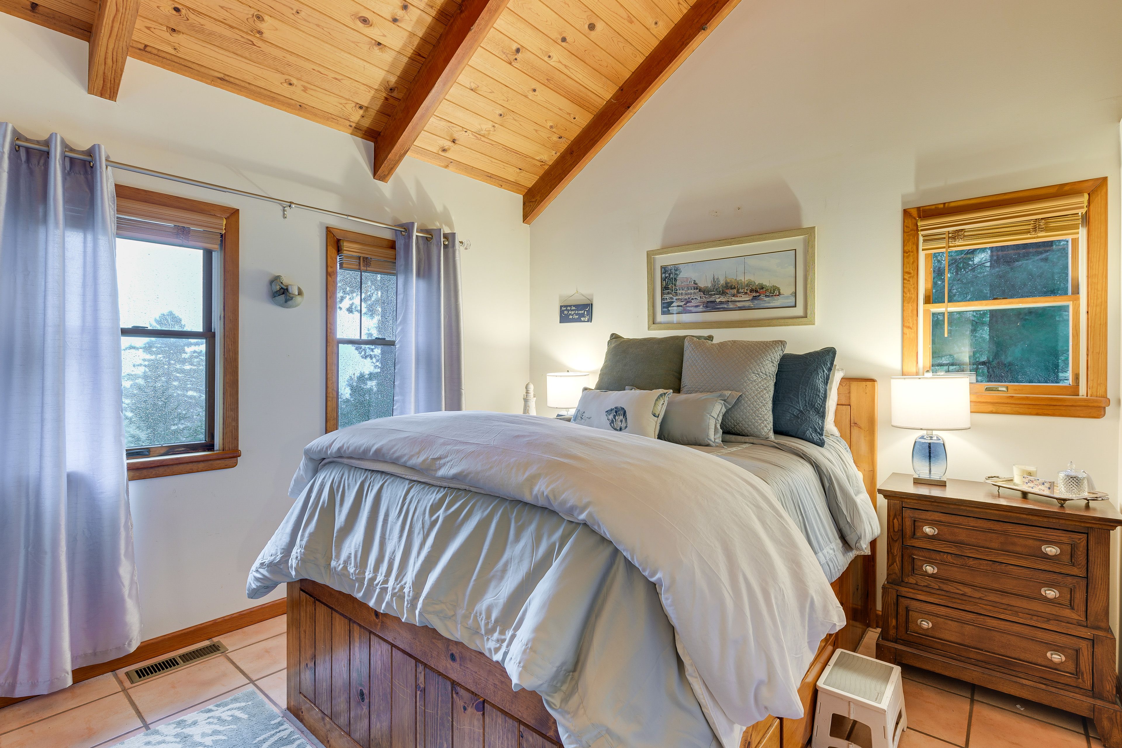 Bedroom 2 | Queen Bed | Main Floor