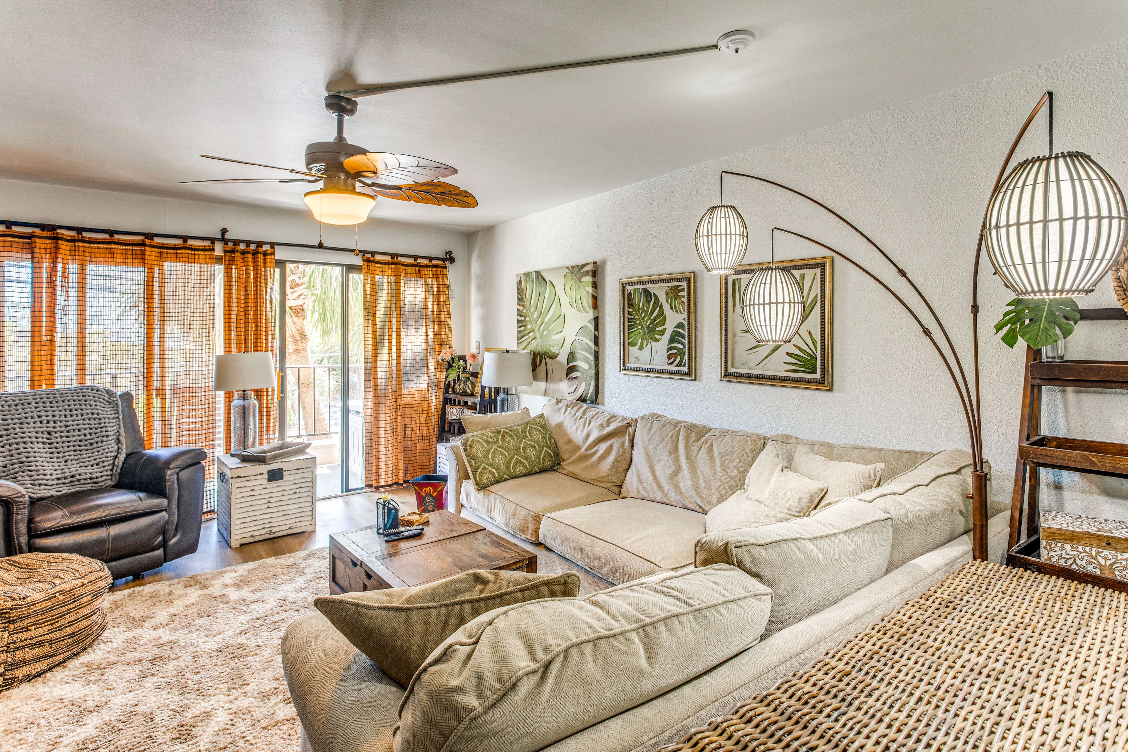 Living Room | Smart TV | Free WiFi | Central A/C & Heating
